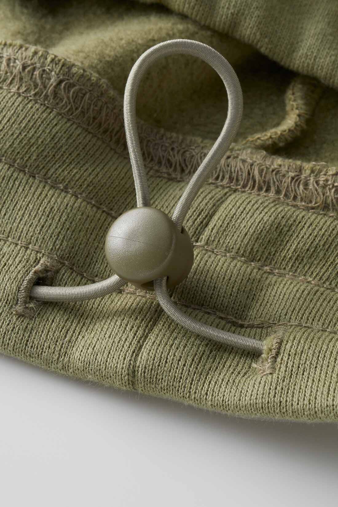 フェリシモギフトショップ|リブ　イン　コンフォート　ラフに着るだけでこなれ見えする　大人専用すそドロストトレーナー〈ルビーピンク〉|すそドロストで印象チェンジ！ 腰まわりを隠したいときはすそを伸ばしたり、すそをしぼってふんわりさせたシルエットにしたり、その日の気分で自由自在。※お届けするカラーとは異なります。