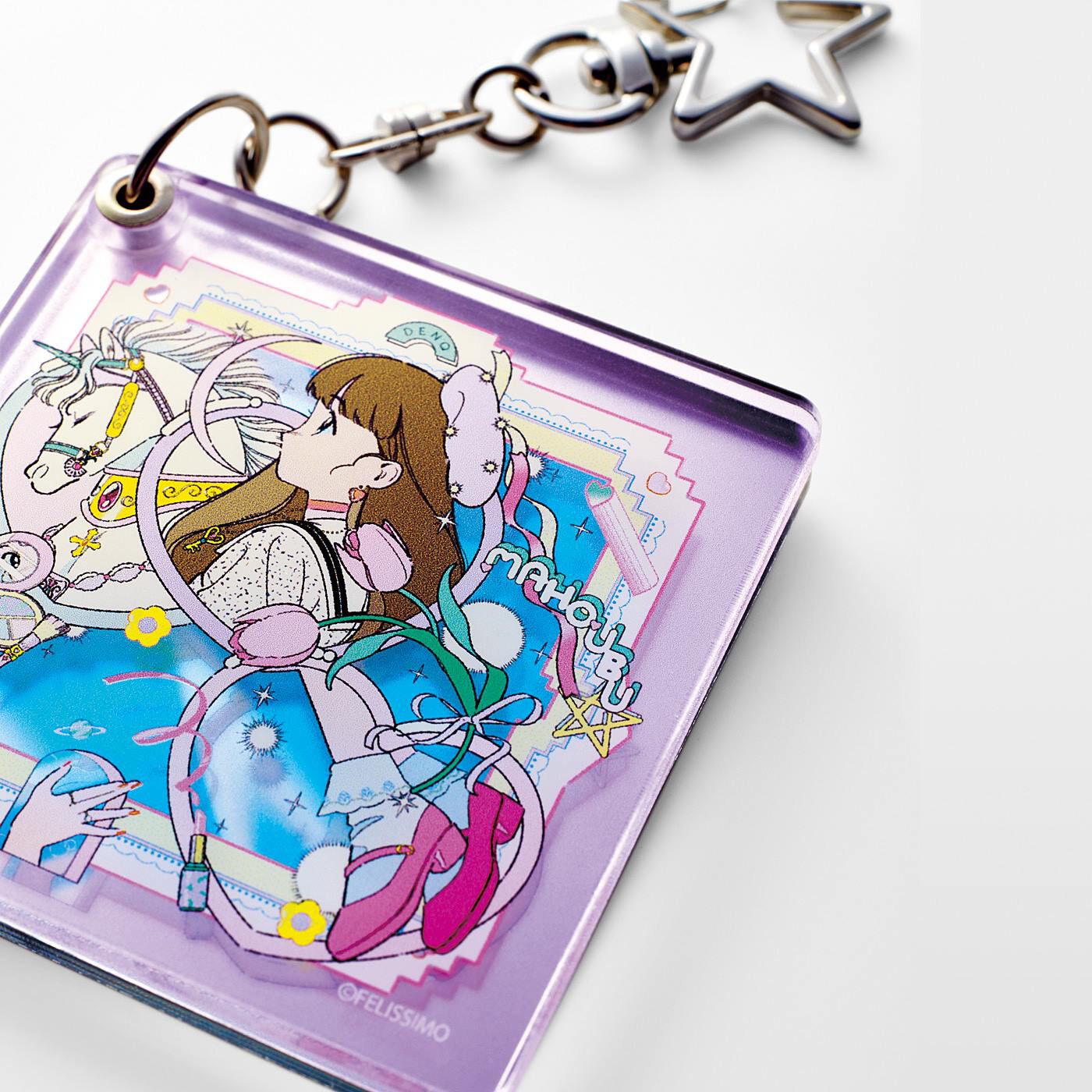 フェリシモギフトショップ|魔法部&times;電Ｑ　きらりと映す　スライドアクリルミラーチャーム|背景部分は透け感とミラーを活かして奥行きを感じる仕上がりに。