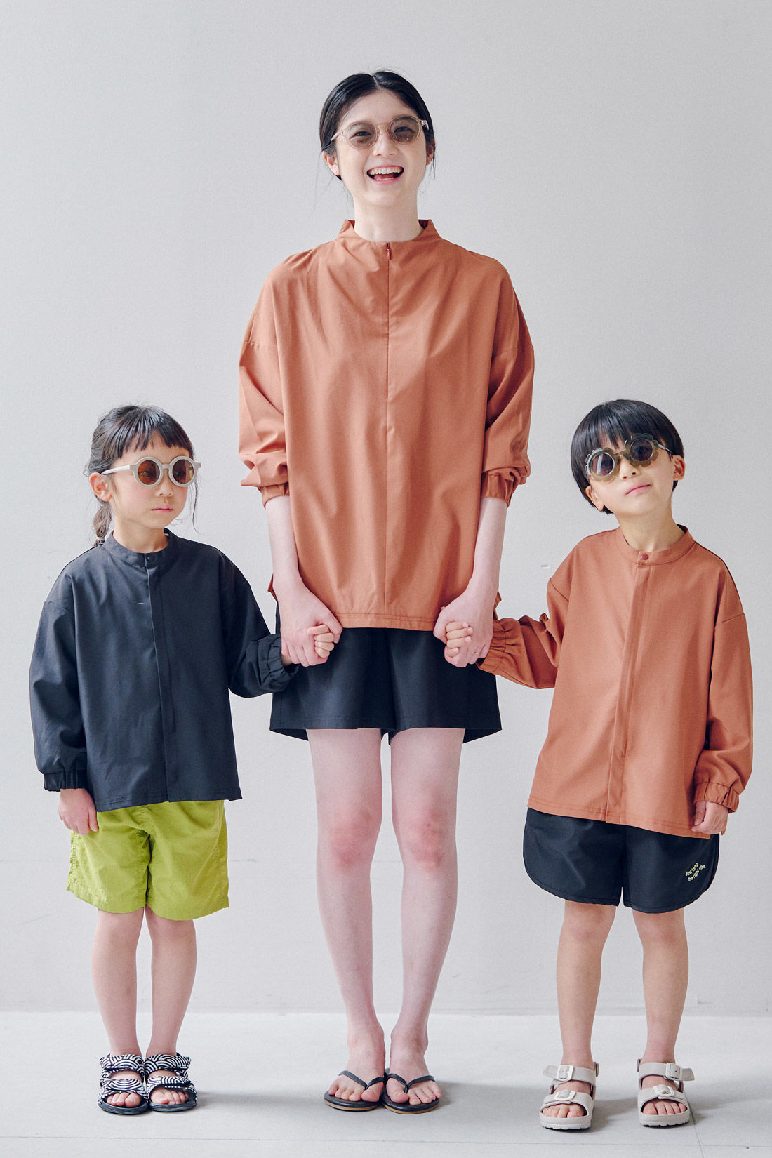 フェリシモギフトショップ|Moredde　オーバーサイズのシャツみたいなUVカットキッズラッシュガード〈ブラック〉|親子でリンクコーデを楽しめます