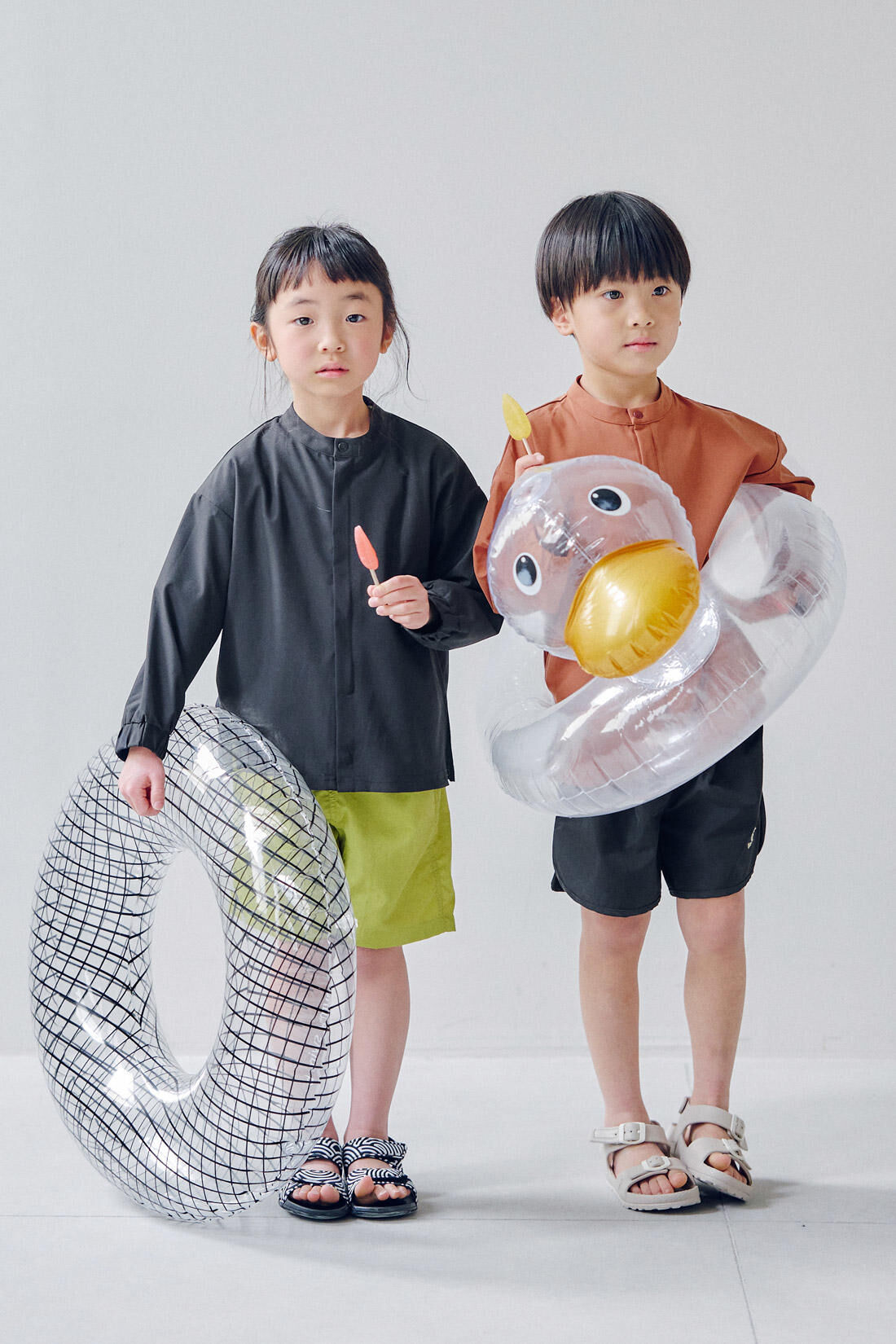 フェリシモギフトショップ|Moredde　オーバーサイズのシャツみたいなUVカットキッズラッシュガード〈アプリコットブラウン〉|おうちや公園の水遊び、幼稚園・保育園のプールにも使えます