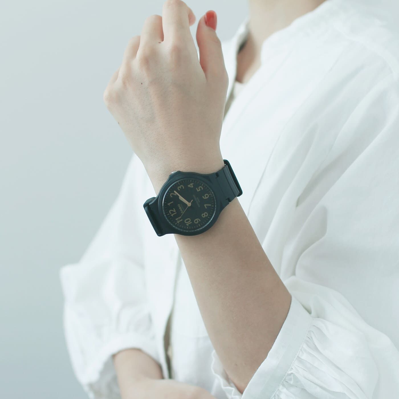 フェリシモギフトショップ|このごろ meets CASIO 推しカシ　しっとりムーンライトボーイ〈MW-240-1B2JH〉|ブラックにゴールドがほのかに輝く大人っぽい雰囲気