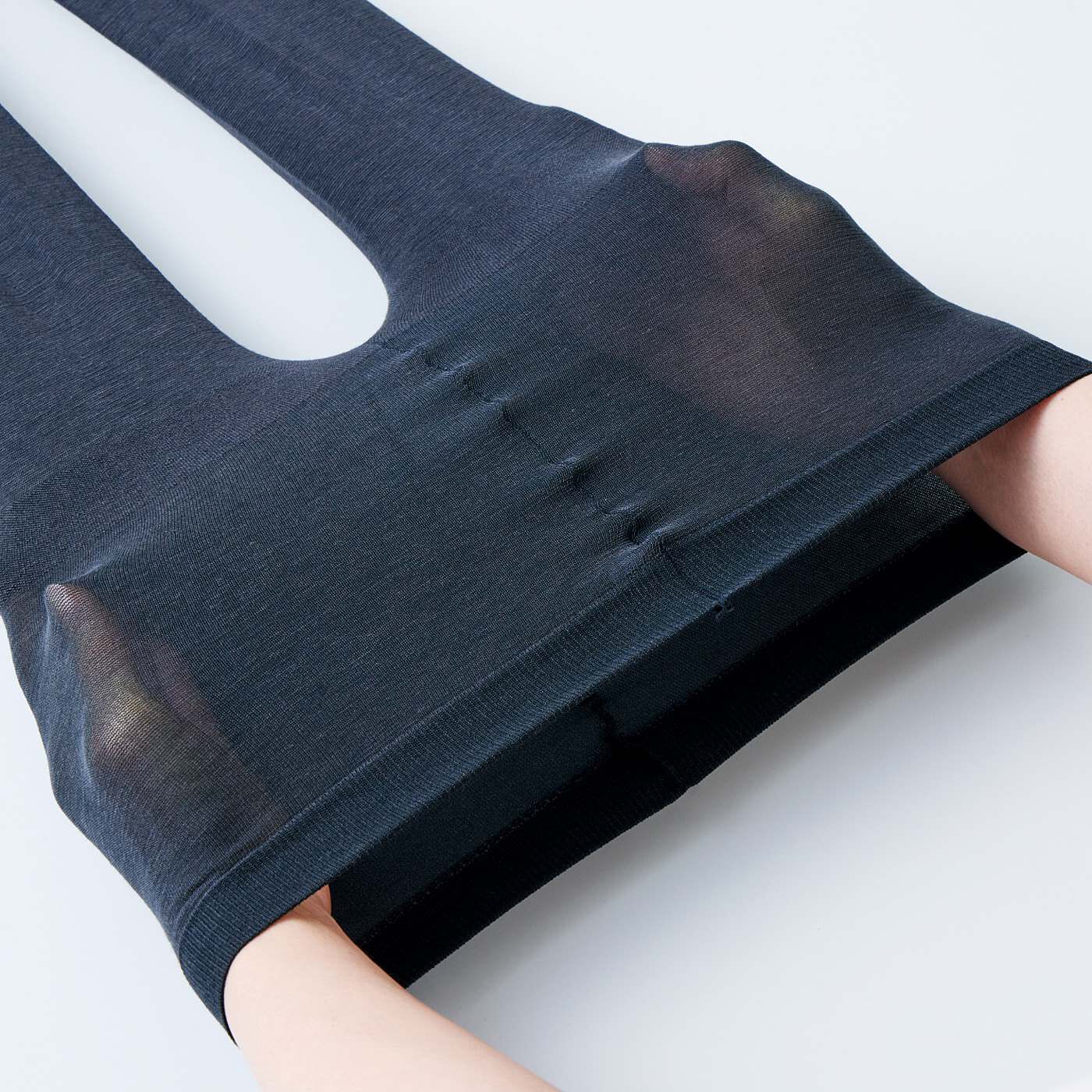 フェリシモギフトショップ|薄くて軽やかフィット！　綿混さらさらレギンス〈ブラック〉|伸びがよく、脚にぴったりフィット。