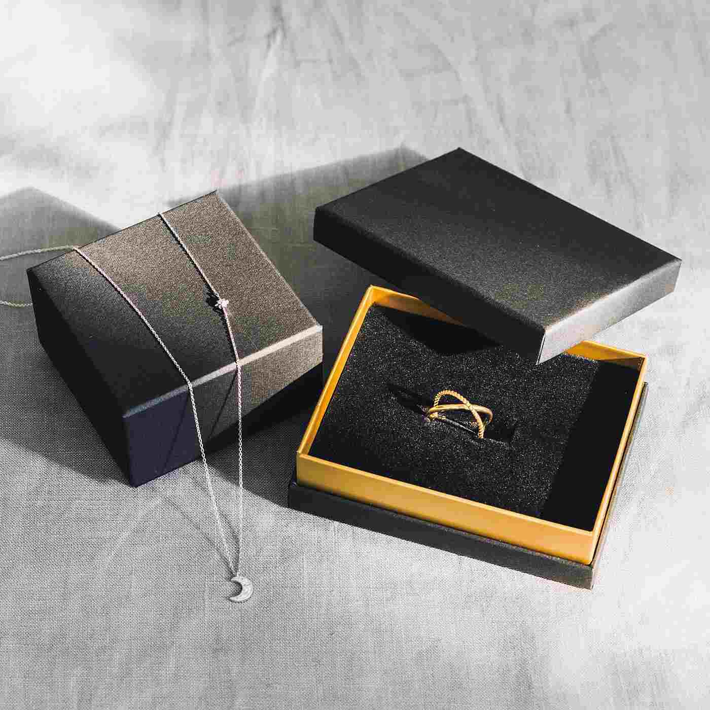 フェリシモギフトショップ|UP.de　月と星 古来からの神秘的なモチーフが瞬（またた）くダイヤモンドイヤアクセ