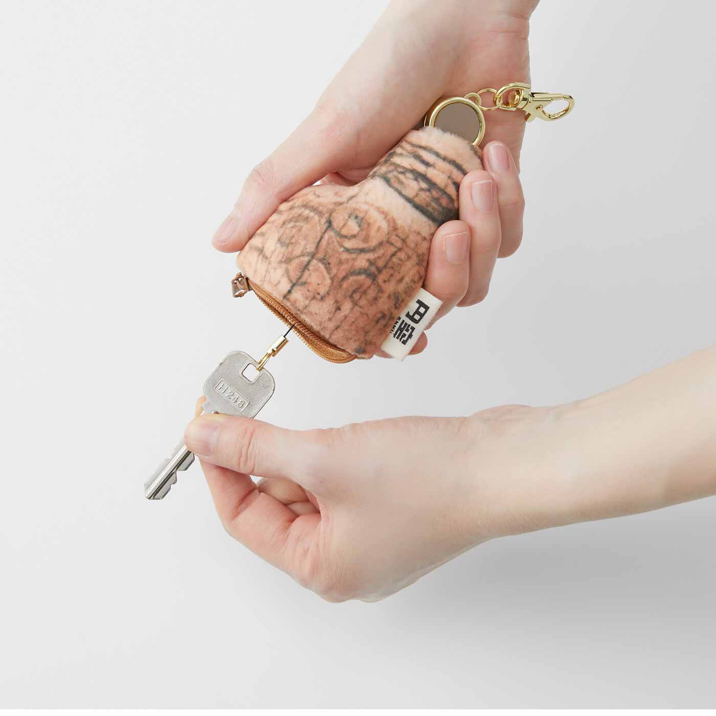 フェリシモギフトショップ|かわいくしっかり鍵を守る 円空の狛犬キーポーチ|ファスナーポケットの中に鍵を収納できるので安心。