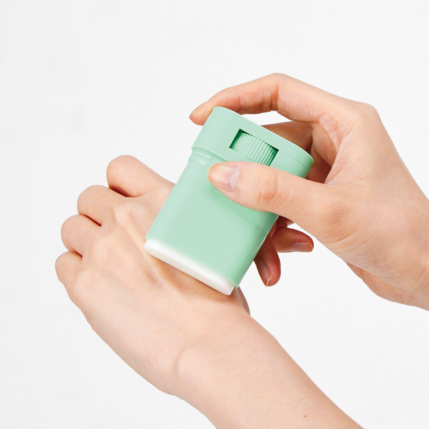 フェリシモギフトショップ|手を汚さずサッと塗れる　白く残らないクリアUVスティック〈フローラルハーブ〉|焼けやすい手の甲に