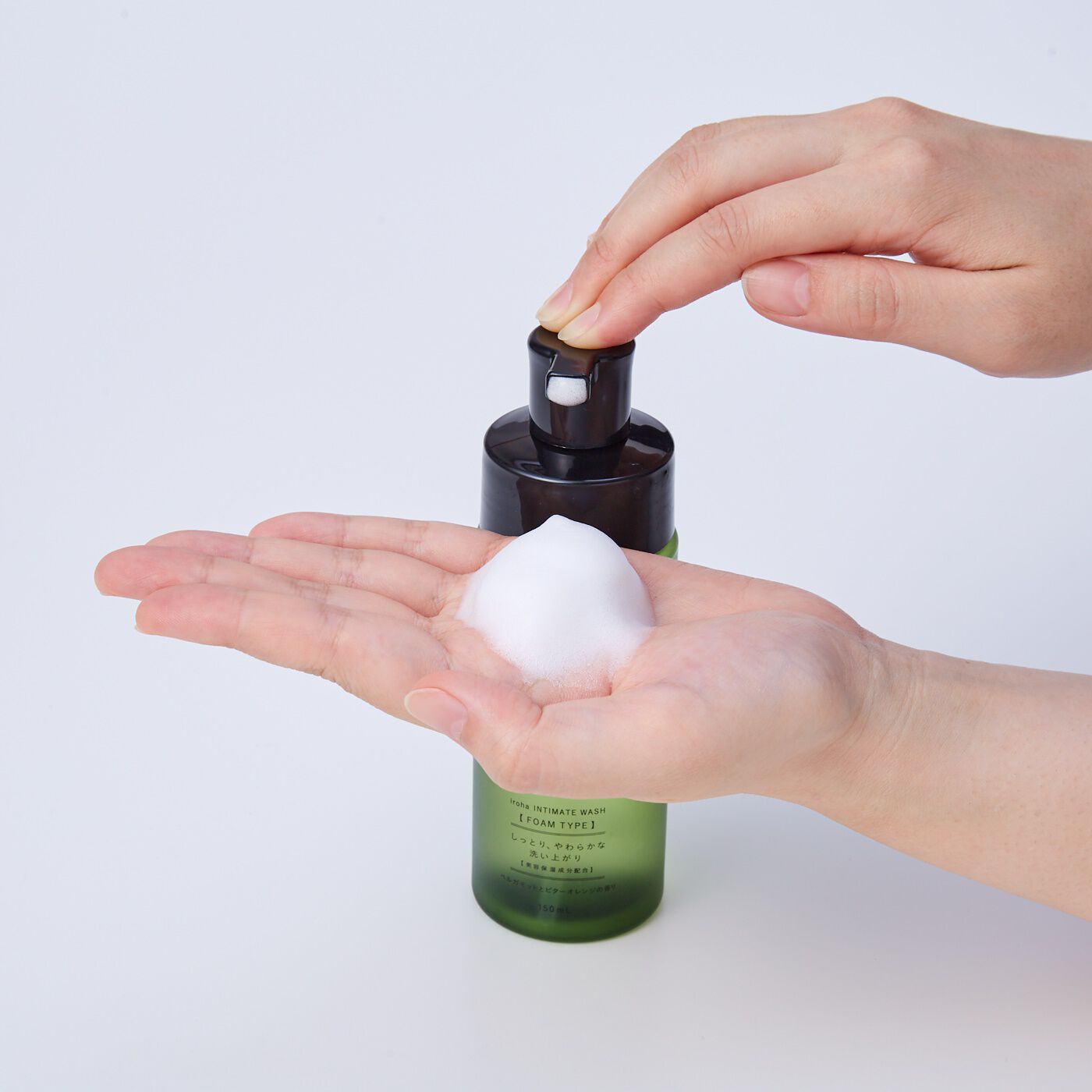フェリシモギフトショップ|iroha インティメートウォッシュ　フォームタイプ|ぬらした手に適量（2プッシュを目安）をとります。