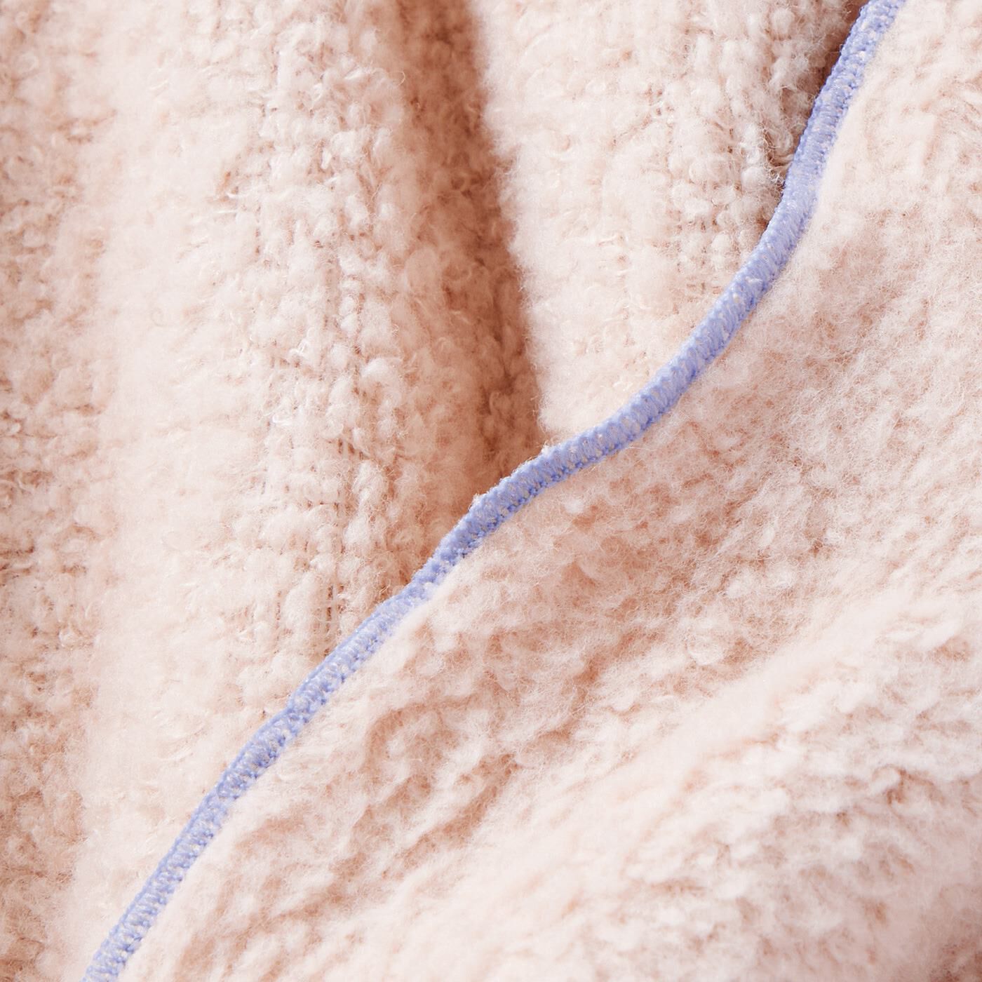 フェリシモギフトショップ|クーフゥ　からだにやさしくフィットしながらすっぽり包み込む　マシュマロみたいなふわふわのびのびケット〈ピンクベージュ〉|肌側起毛のふんわりパイル。