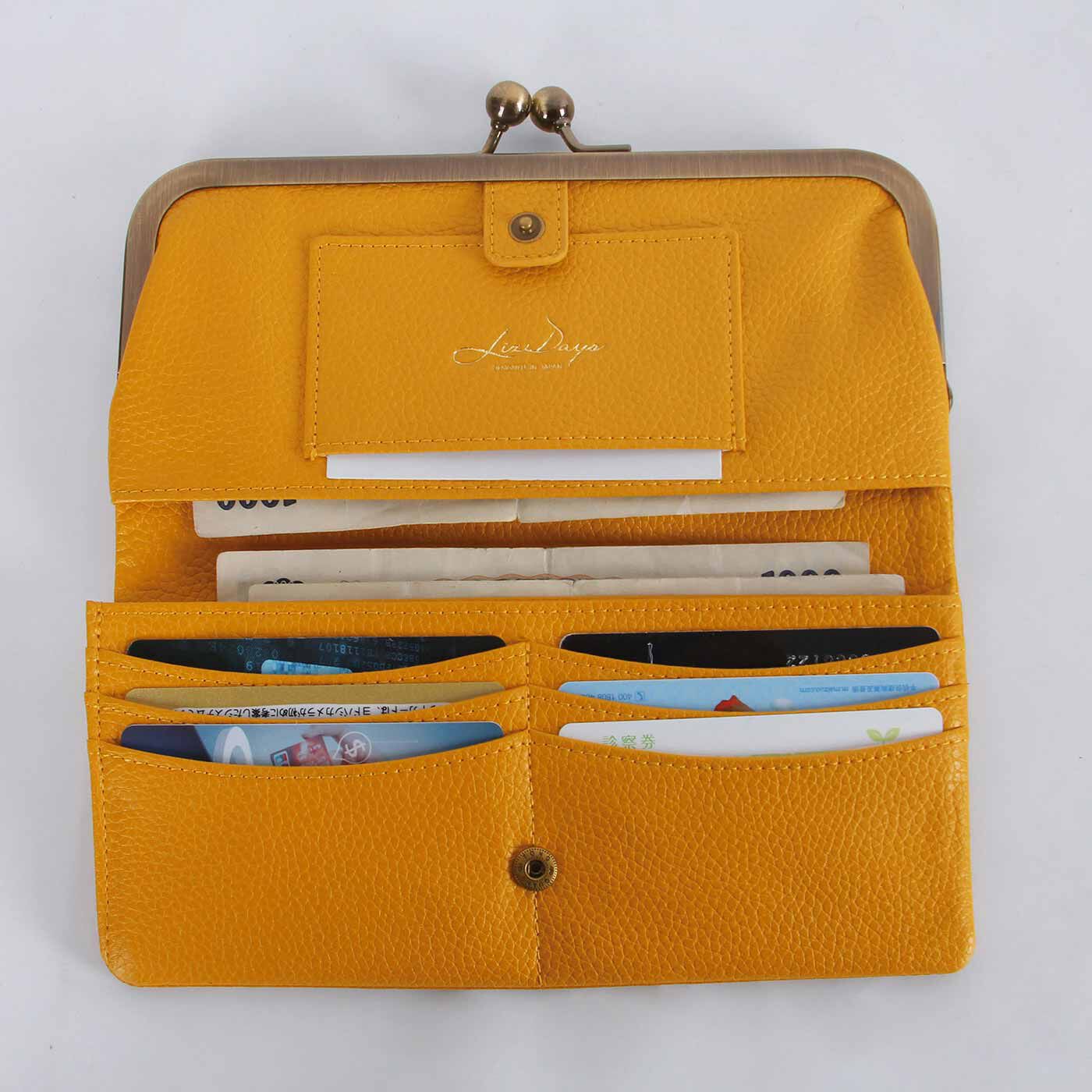 フェリシモギフトショップ|ラミプリュス　レトロがま口がかわいい　薄め仕様の本革長財布〈ベージュ〉|7枚収納できるカードポケット。アーチ型のポケットは、カードが取り出しやすい。　※写真は〈イエロー〉です。