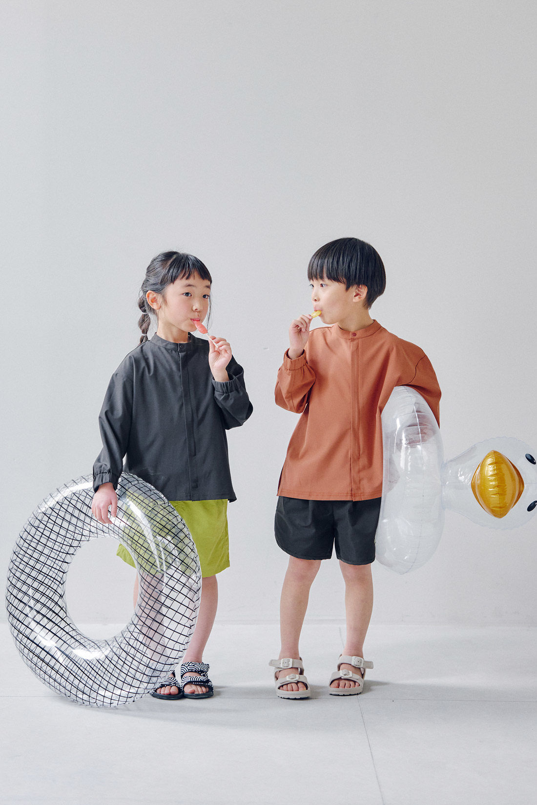フェリシモギフトショップ|Moredde　オーバーサイズのシャツみたいなUVカットキッズラッシュガード〈ブラック〉|比翼仕立てのシャツタイプが大人っぽいデザインでおしゃれ