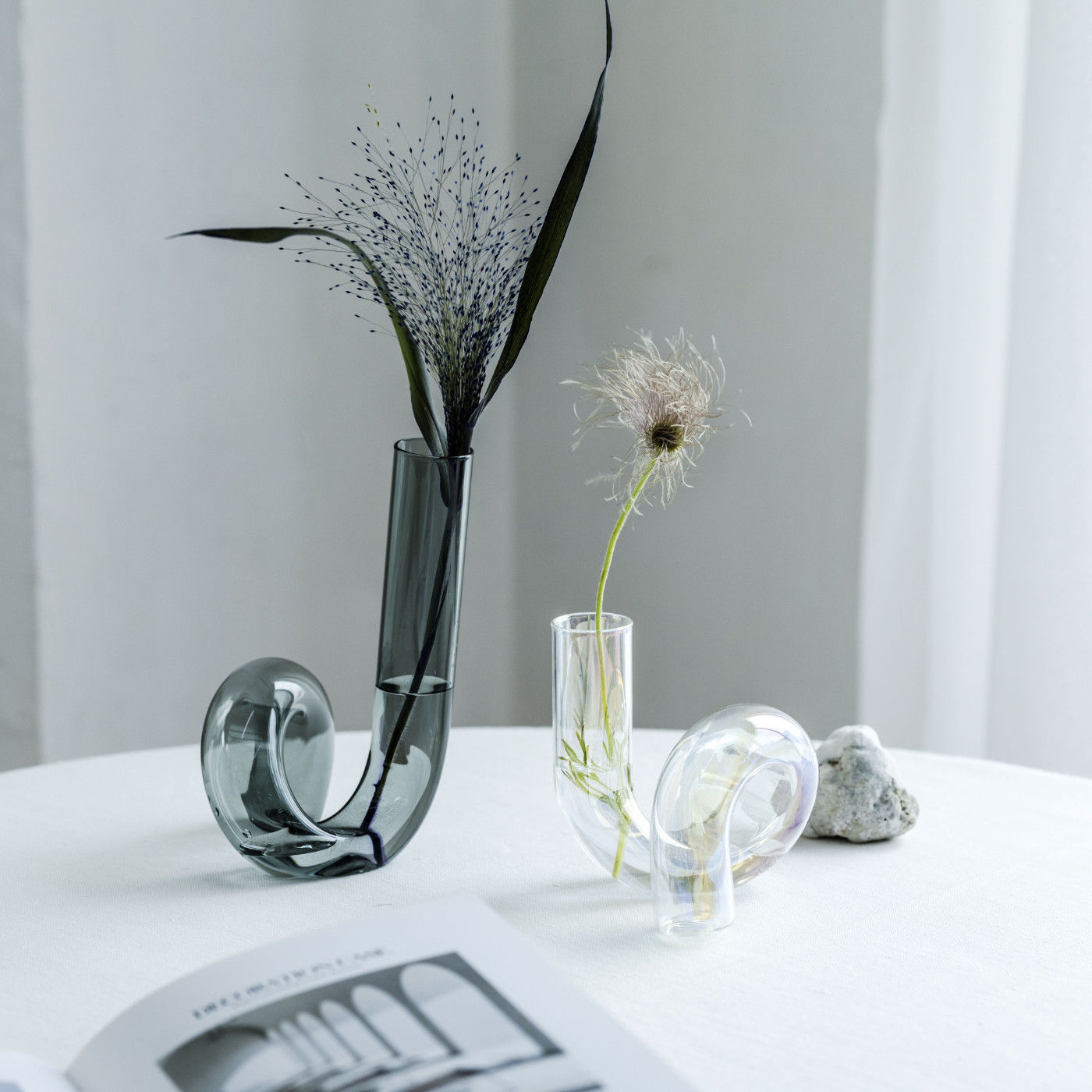 フェリシモギフトショップ|置くだけでアートな空間になる　チューブフラワーベース〈ＧＲＡＹ〉|向かって右の＜IRIS＞と並べて飾るのもおすすめです。