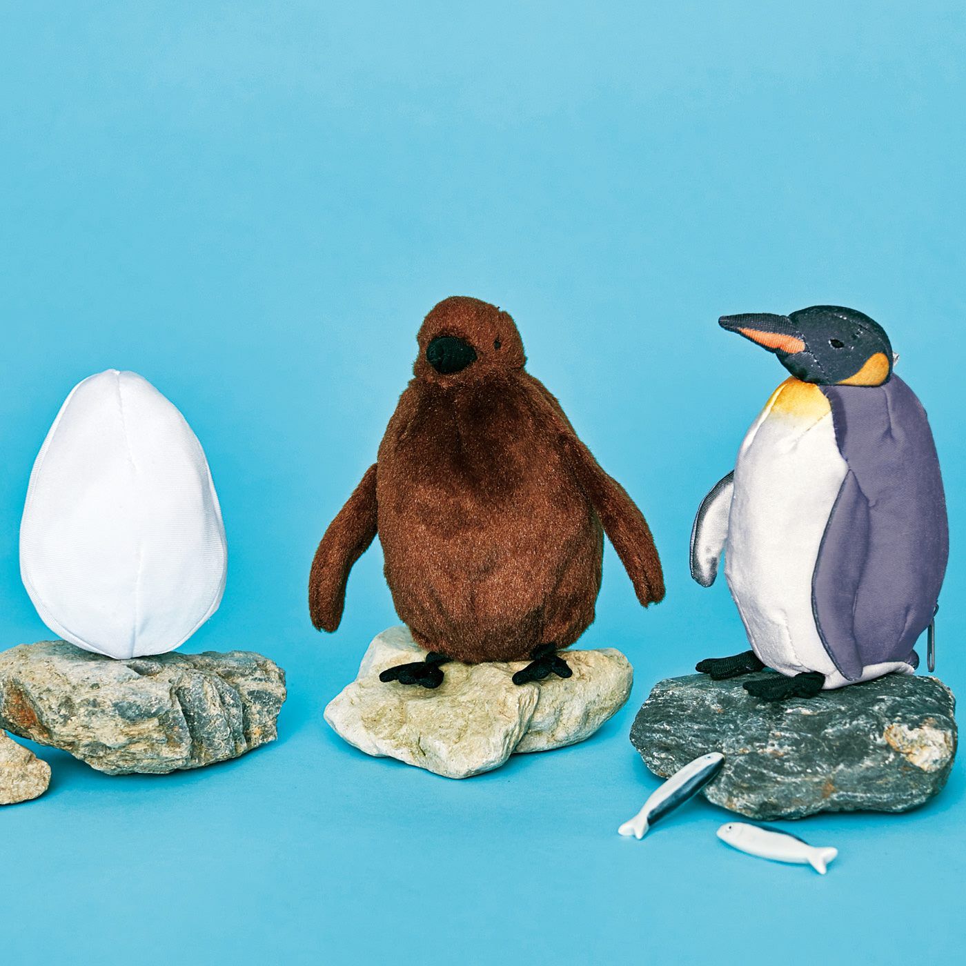 フェリシモギフトショップ|YOU+MORE!　卵→ヒナ→成鳥に!?　 オウサマペンギン3変化ぬいぐるみ|こちらなんと！　3種類に変身するぬいぐるみなんです