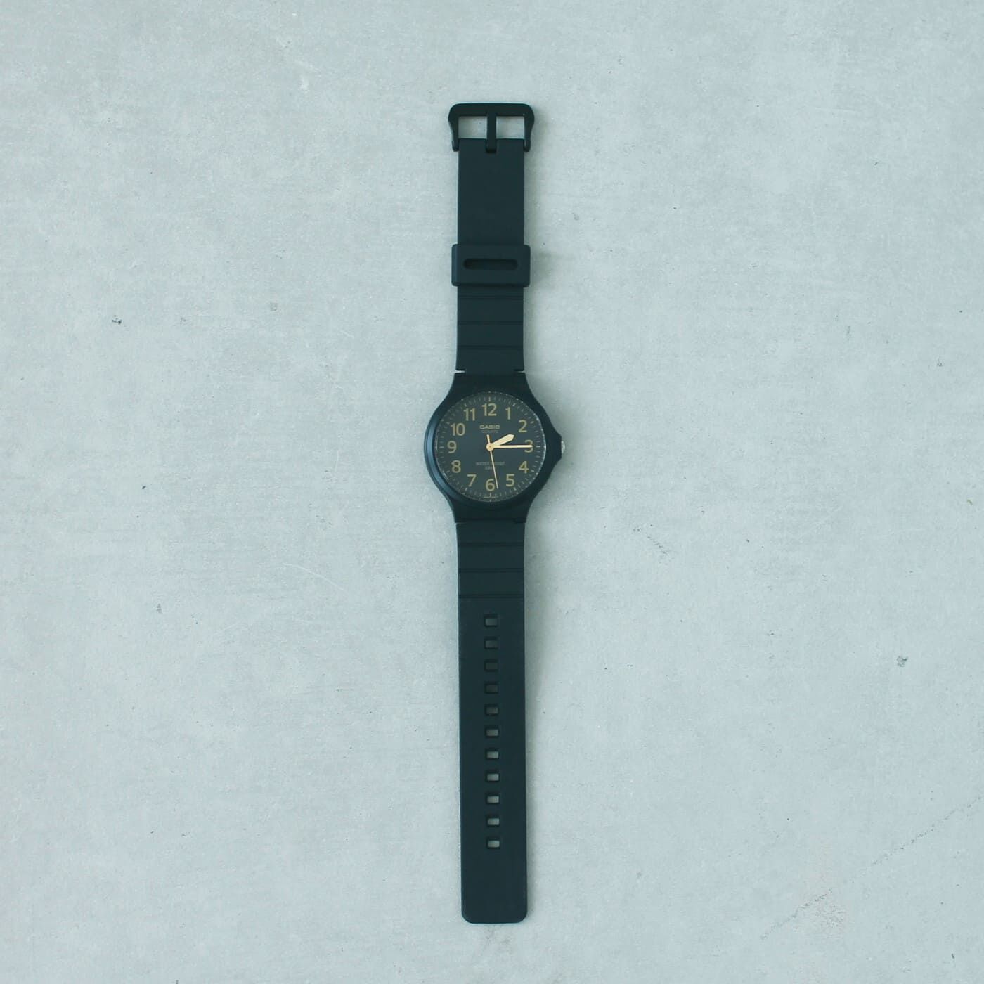 フェリシモギフトショップ|このごろ meets CASIO 推しカシ　しっとりムーンライトボーイ〈MW-240-1B2JH〉|樹脂製のバンドは145～215mmまで調節可能。手首の太さを選ばないおおらかさです