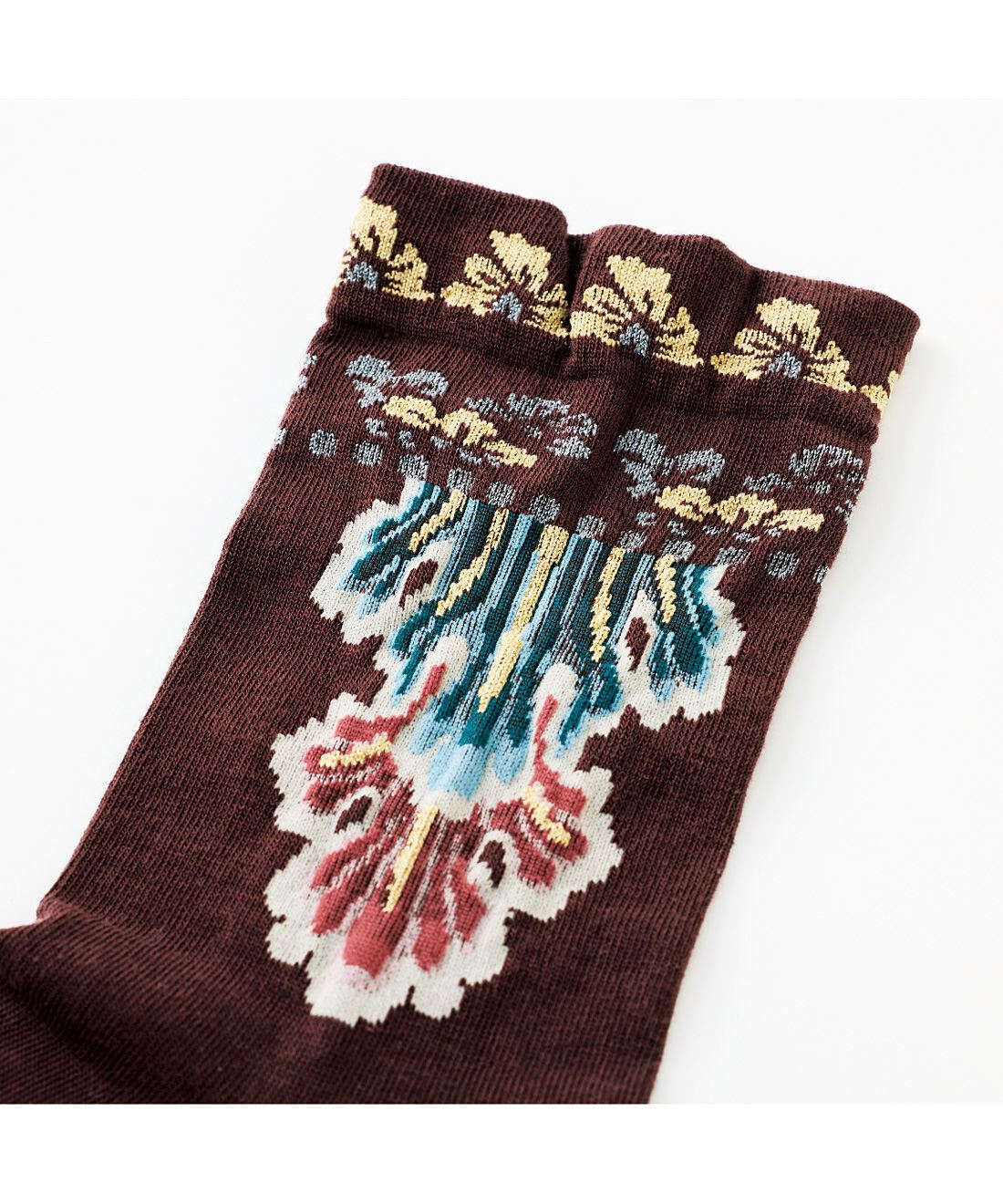 フェリシモギフトショップ|正倉院 THE SHOW ×ミュージアム部　宝物の脚とおそろいソックス〈蘇芳地金銀絵花形方几 第３号〉|華やかに描かれている台机の脚の花葉を足もとに。