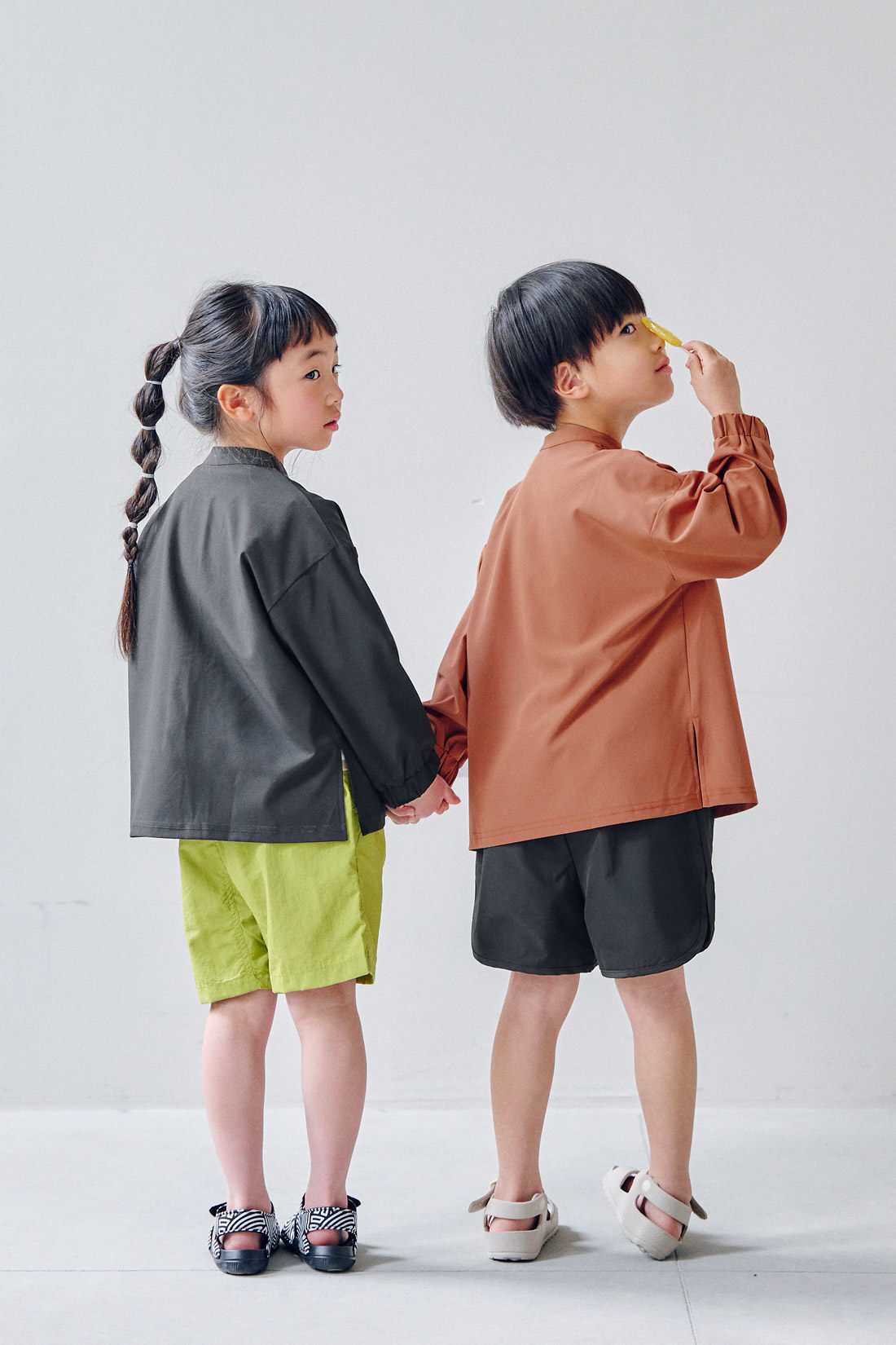フェリシモギフトショップ|Moredde　オーバーサイズのシャツみたいなUVカットキッズラッシュガード〈ブラック〉