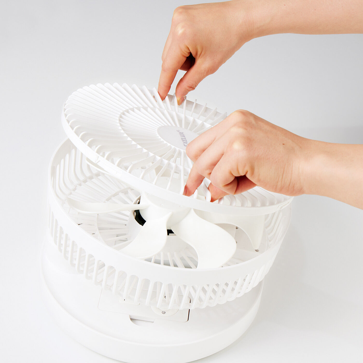 フェリシモギフトショップ|小さく折りたたんでコンパクト収納！　らくらく持ち運べるコードレス首振り扇風機〈充電式〉|ファンガードを外して洗えます。