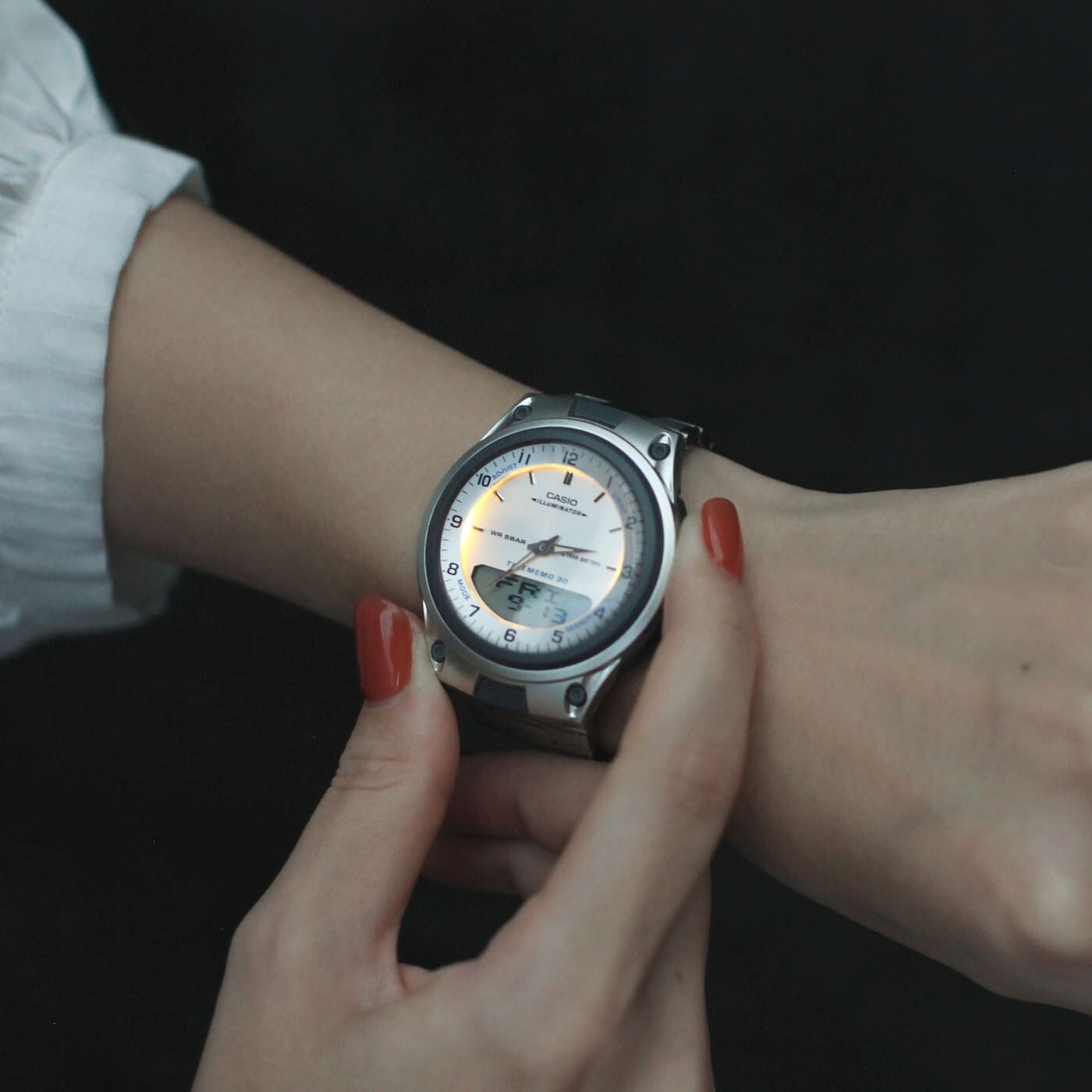 フェリシモギフトショップ|このごろ meets CASIO 推しカシ　カルチャーテックボーイ〈AW-80D-7AJH〉|アンバーカラーのLEDライトは、ボタンから手を離しても数秒間ついている残照機能付き