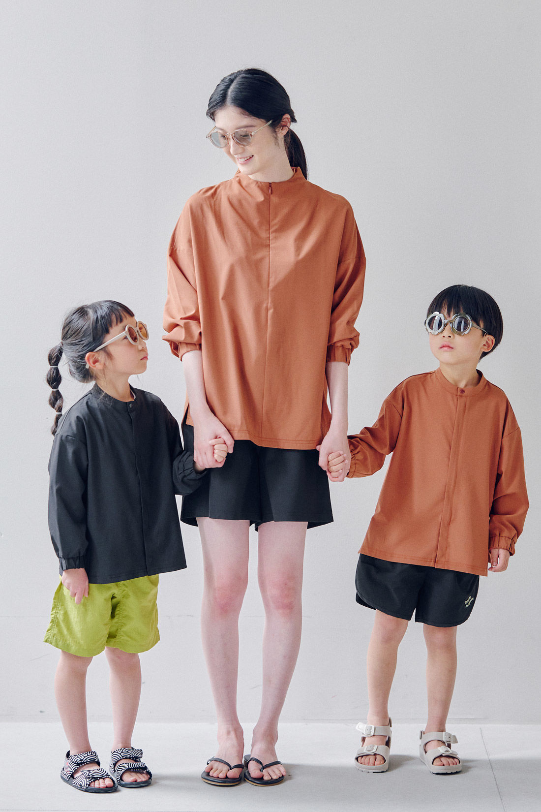 フェリシモギフトショップ|Moredde　オーバーサイズのシャツみたいなUVカットキッズラッシュガード〈ブラック〉|ママのラッシュガードセットとおそろいで