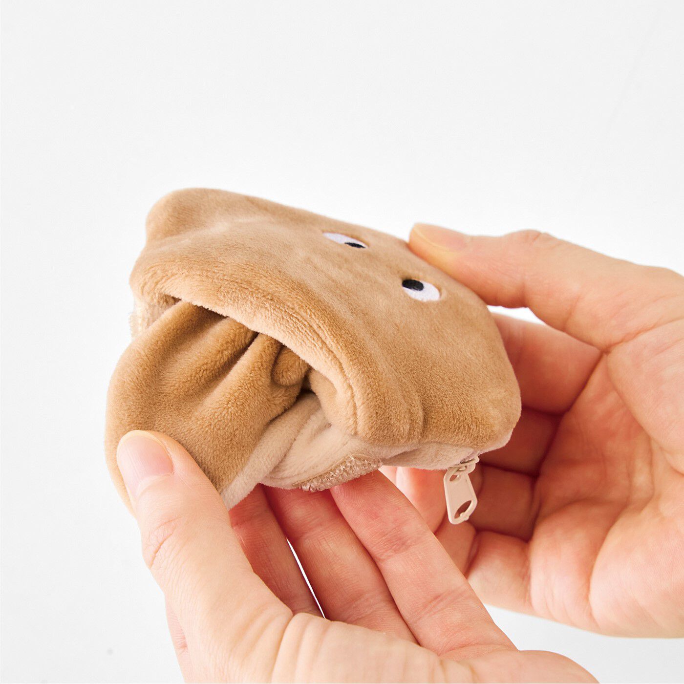 フェリシモギフトショップ|YOU＋MORE!　３つに分裂　プラナリアの再生ポーチ|断面から生地を引っぱり出すと、頭やしっぽが現れます。