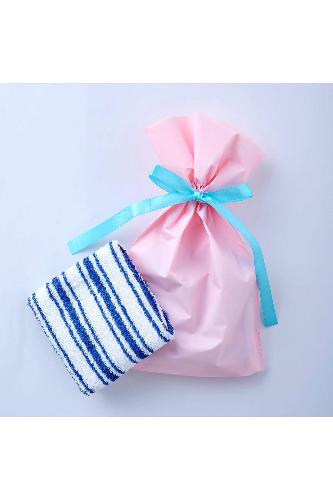 フェリシモギフトショップ|ワンステップでかんたん！ ギフトラッピング袋 ミニ〈グリーン〉|ラッピング例　※タオルは商品に含まれません。※お届けの商品とはカラーが異なります。