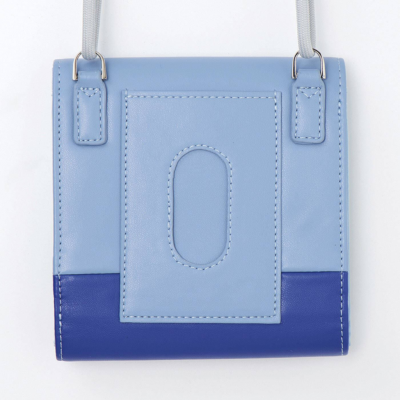 フェリシモギフトショップ|LITALICO×C.C.P　中がメッシュで取りだしやすいネックウォレット〈フレッシュブルー〉|背面はパスケースになっていて、改札でもスムーズ。