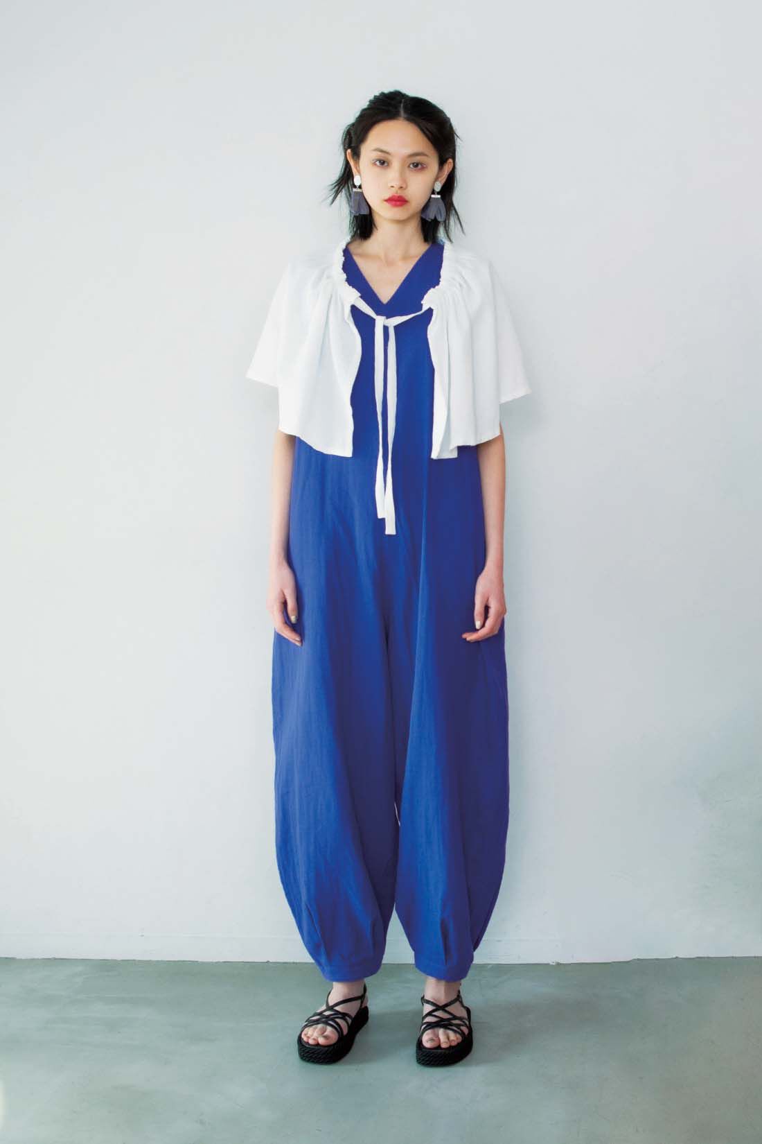 フェリシモギフトショップ|mensha!　ガーゼでドレスアップ！ コクーンシルエットオールインワン〈サファイアブルー〉|モデル身長：172cm 着用サイズ：モデル寸