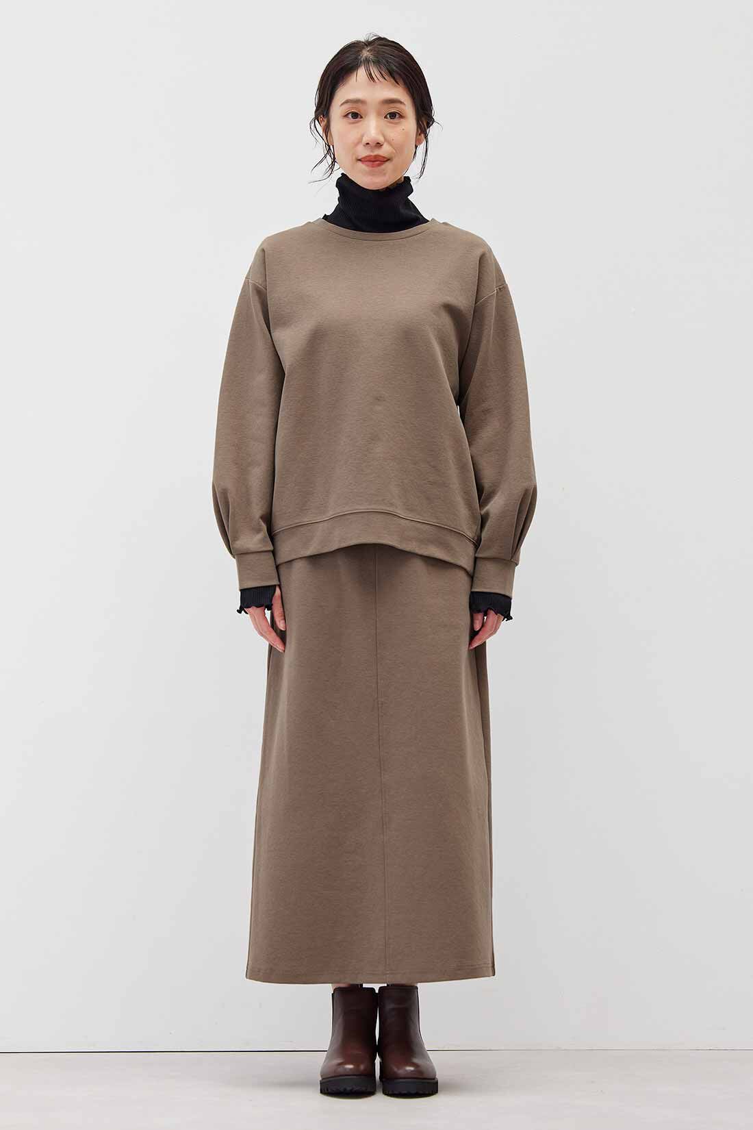 フェリシモギフトショップ|リブ イン コンフォート くぼっち★とコラボ ハリ感＆伸びる素材できれい見えする カットソーセットアップ〈ヘーゼルナッツベージュ〉