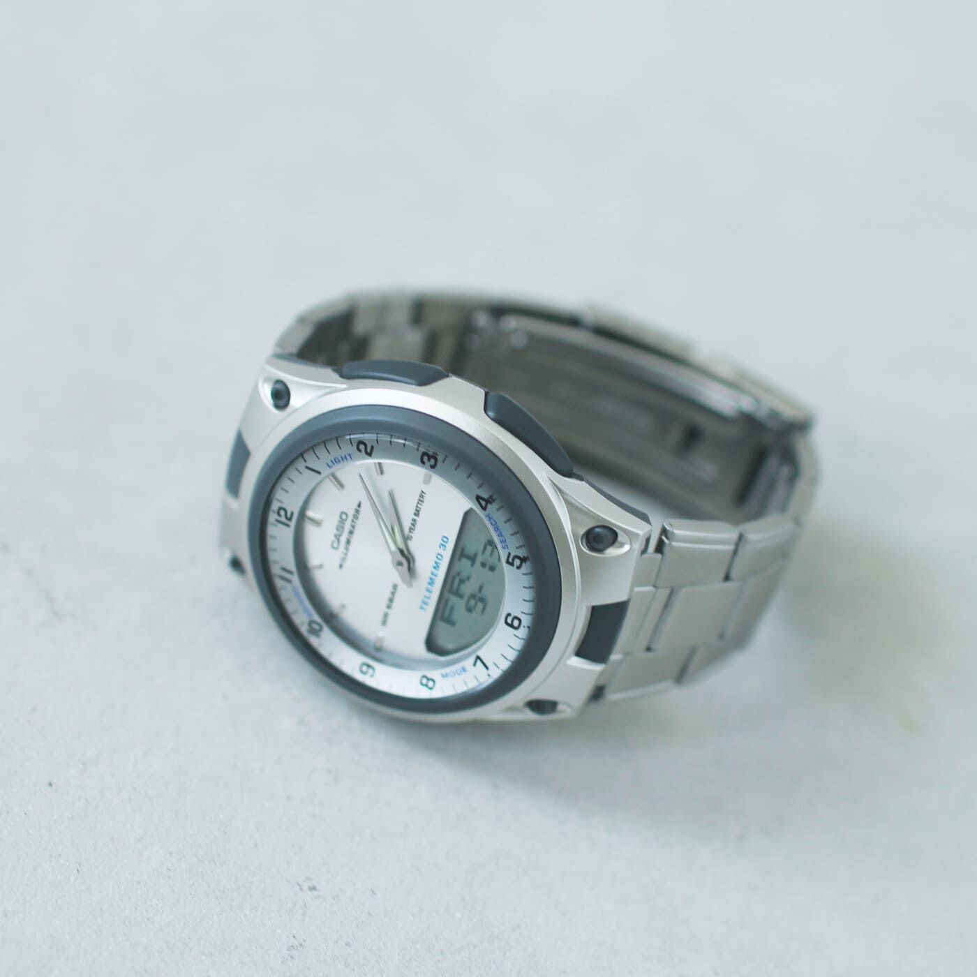 フェリシモギフトショップ|このごろ meets CASIO 推しカシ　カルチャーテックボーイ〈AW-80D-7AJH〉|ワンプッシュではずせる中留めタイプのメタルバンド。※サイズの調節には工具が必要です。もしくは、お近くの時計店へお持ち込みください