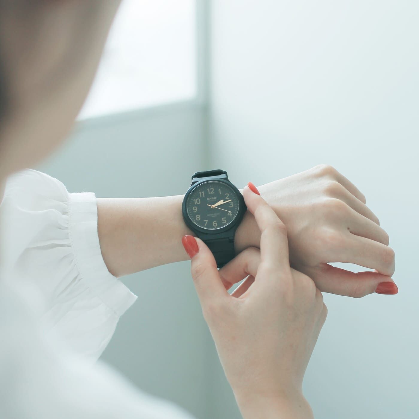 フェリシモギフトショップ|このごろ meets CASIO 推しカシ　しっとりムーンライトボーイ〈MW-240-1B2JH〉|重さは約35g。軽量な素材を使用しているため、長時間着けてても快適　※規格上の数値のため、実際の製品の数値とは異なる場合があります。参考値としてご参照ください