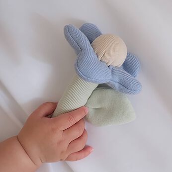 フェリシモギフトショップ | ガーベラのラトル〈ブルー〉