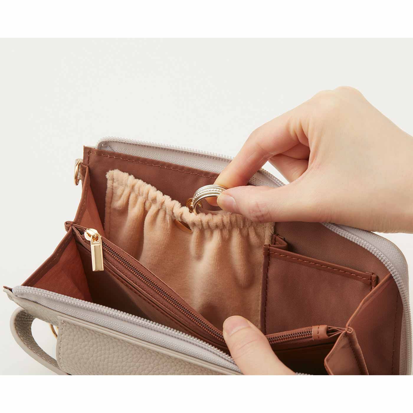 フェリシモギフトショップ|ラミプリュス　身のこなしスマート 手帳型ケースも収納OK クロスボディーウォレット〈ピンクベージュ〉|内側ふわふわポケットには、アクセサリーや鍵を入れても。