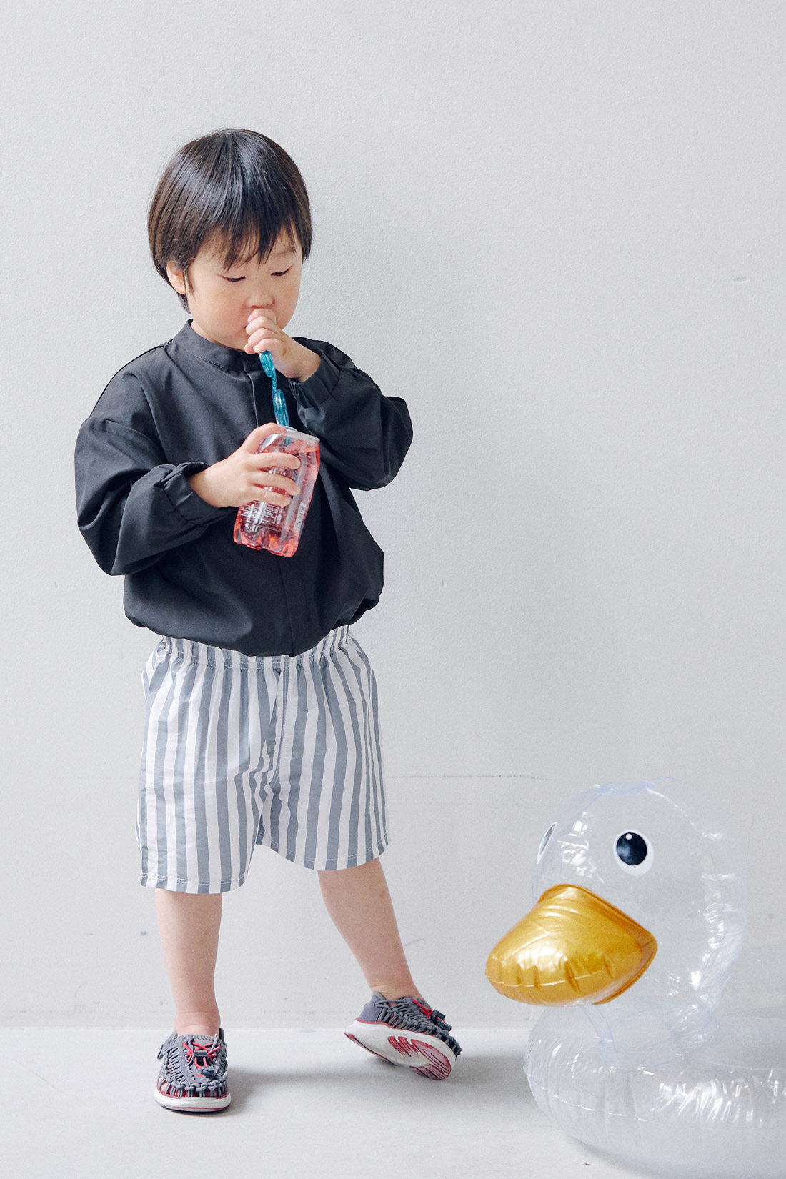 フェリシモギフトショップ|Moredde　オーバーサイズのシャツみたいなUVカットキッズラッシュガード〈アプリコットブラウン〉|水に入るときはパンツにインしてもOK