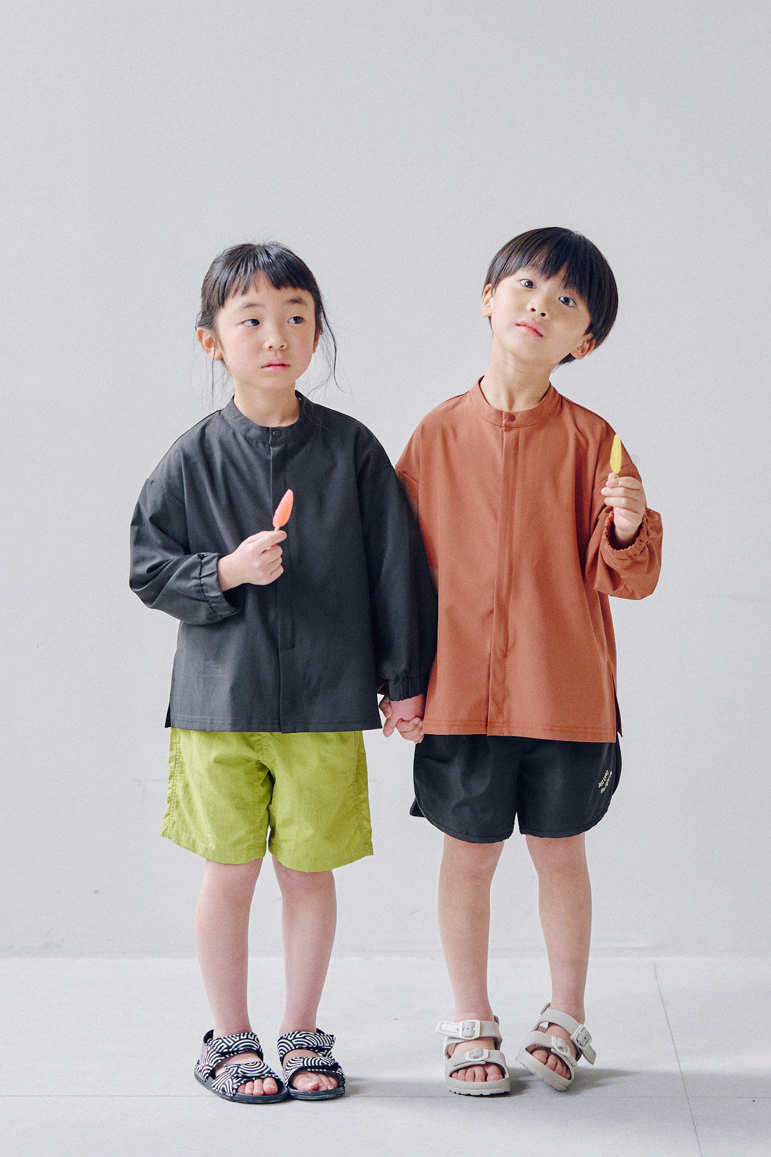 フェリシモギフトショップ|Moredde　オーバーサイズのシャツみたいなUVカットキッズラッシュガード〈ブラック〉|左：model：H110　モデル用110サイズ　右：model：H115 　モデル用120サイズ