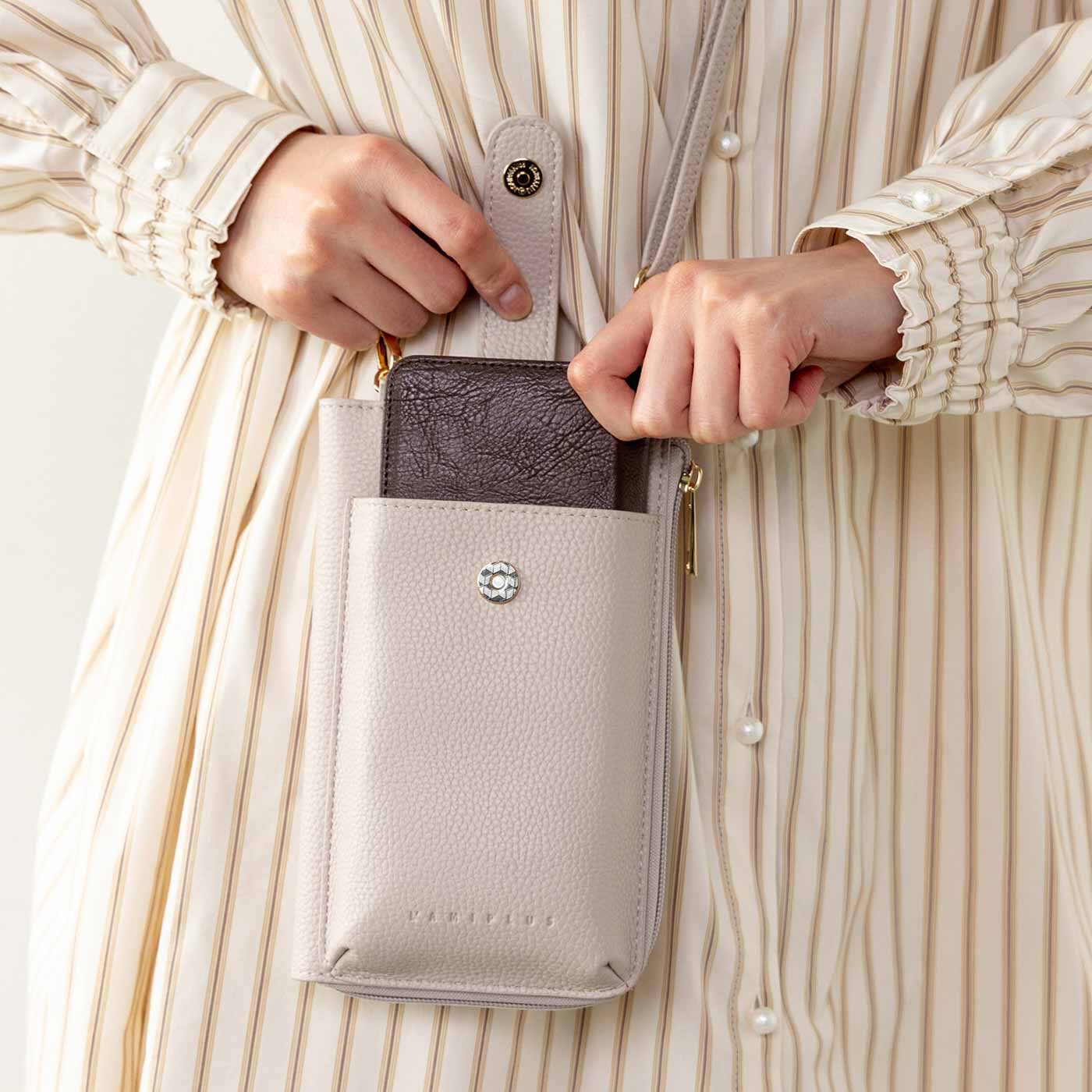 フェリシモギフトショップ|ラミプリュス　身のこなしスマート 手帳型ケースも収納OK クロスボディーウォレット〈ピンクベージュ〉|手帳型スマホケースも持ち運べます。