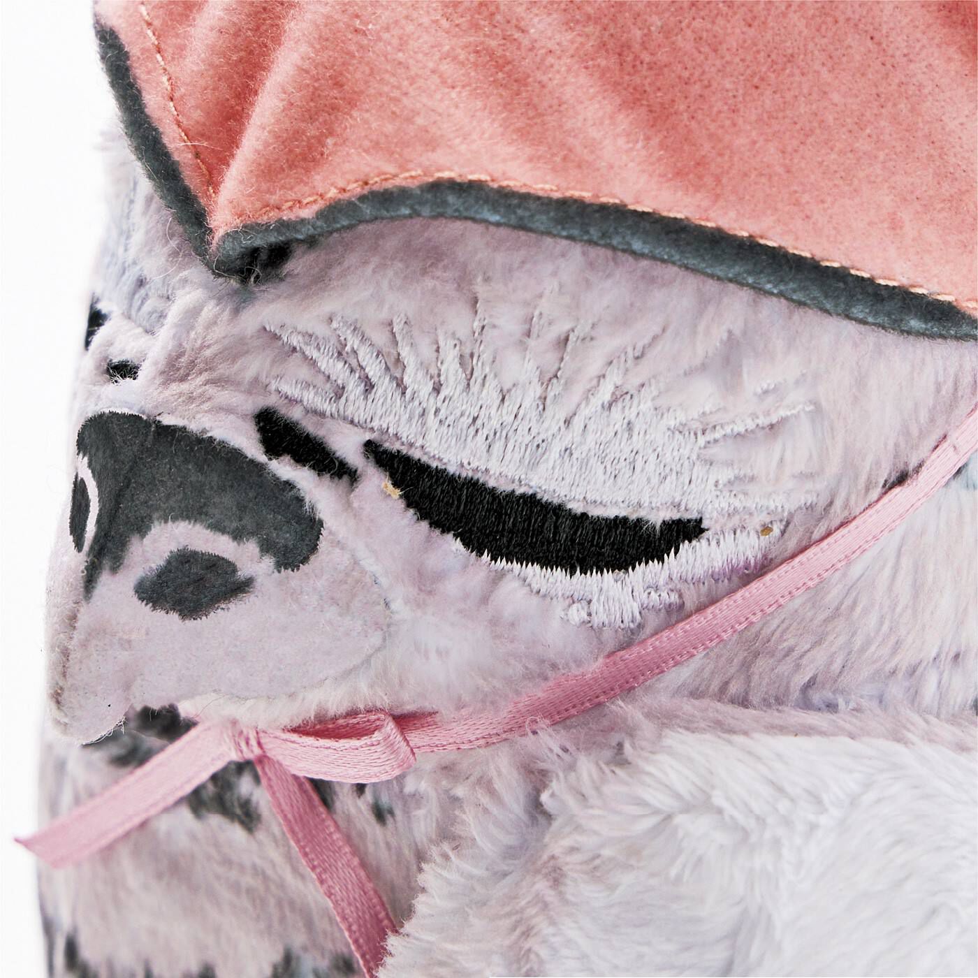 フェリシモギフトショップ|すみだ北斎美術館×ミュージアム部　つられて眠くなっちゃう　北斎の居眠りふくろうポーチ|ふくろう本体、頭巾、くちばしなど、それぞれ異なる素材で立体的に表現。