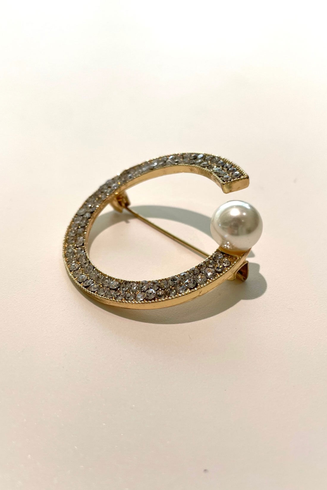 フェリシモギフトショップ|リブ イン コンフォート　ブローチ付きで華やぐ ぐい伸びカットジョーゼットのボウタイブラックワンピース