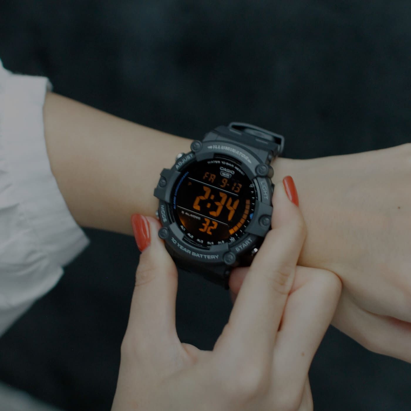 フェリシモギフトショップ|このごろ meets CASIO 推しカシ　ウォータープルーフボーイ〈AE-1500WH-8BJF〉|アンバーカラーのLEDバックライトは、ボタンから手を離しても数秒間ついている残照機能付き