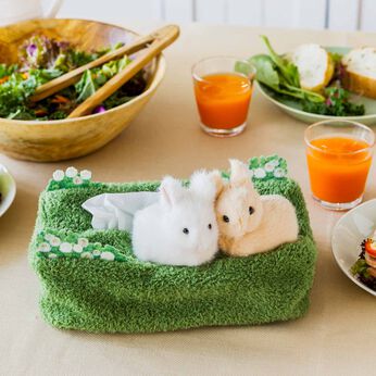 フェリシモギフトショップ | 草むらで寄り添う 子うさぎティッシュカバー