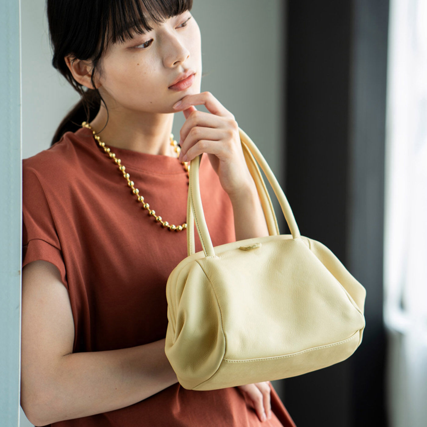 フェリシモギフトショップ|鞄デザイナーとプランナー山猫が作った 職人本革のテタールバッグ〈メレンゲ色〉|日本職人プロジェクトリーダー山猫が「日常の気分を上げる小ぶりなバッグを」と企画したテタールバッグ。