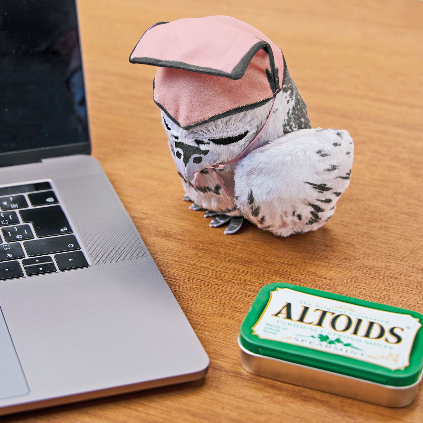 フェリシモギフトショップ|すみだ北斎美術館×ミュージアム部　つられて眠くなっちゃう　北斎の居眠りふくろうポーチ|眠気覚ましのミントタブレットなどをポケットに入れて、仕事のおともに。