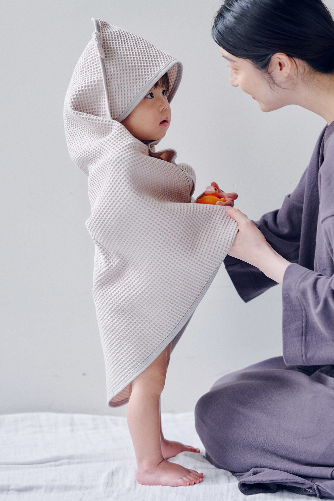 フェリシモギフトショップ|Moredde　くま耳がかわいい　コットン100％ぽこぽこワッフル素材の　ジャパンメイドベビータオル〈グレージュ〉