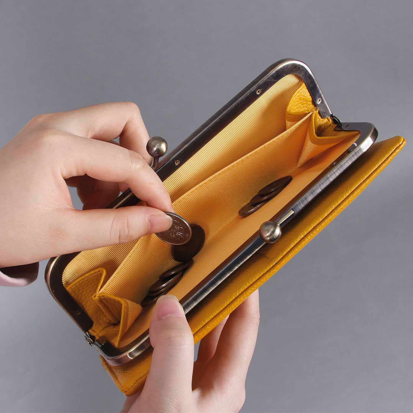 フェリシモギフトショップ|ラミプリュス　レトロがま口がかわいい　薄め仕様の本革長財布〈ベージュ〉|がま口の中は仕切り付きの小銭入れ。　※写真は〈イエロー〉です。