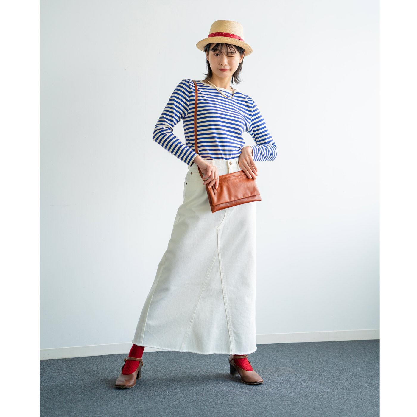 フェリシモギフトショップ|服飾作家と作った 職人本革のショルダーワークバッグ〈ブラウン〉|ショルダーストラップは、ボトムのポケット位置とほぼ同じ長さに設定。サッと手を出し入れできるポケットのように使えます。