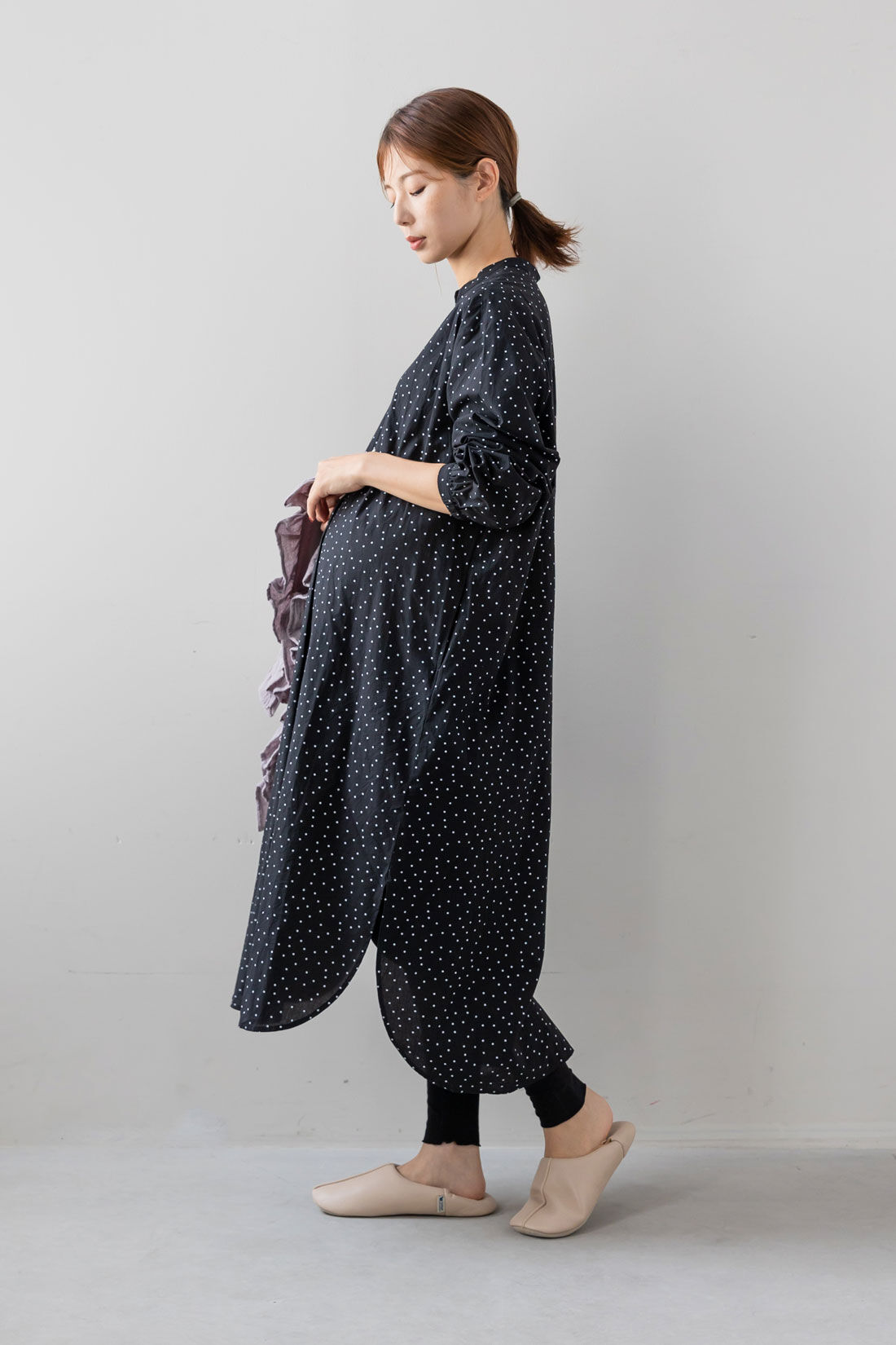 フェリシモギフトショップ|Moredde　マタニティから産後も使える　ママによりそうワンピースパジャマ〈ドット〉|サイドのスリットで抜け感をプラス
