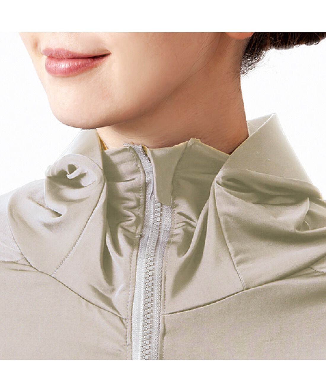 フェリシモギフトショップ|ジップアップで口もとまで徹底ガード　フードバイザー付きＵＶカットパーカー〈グレージュ〉|ファスナーを上げれば、首もとや顔まわりの日差しをガード。