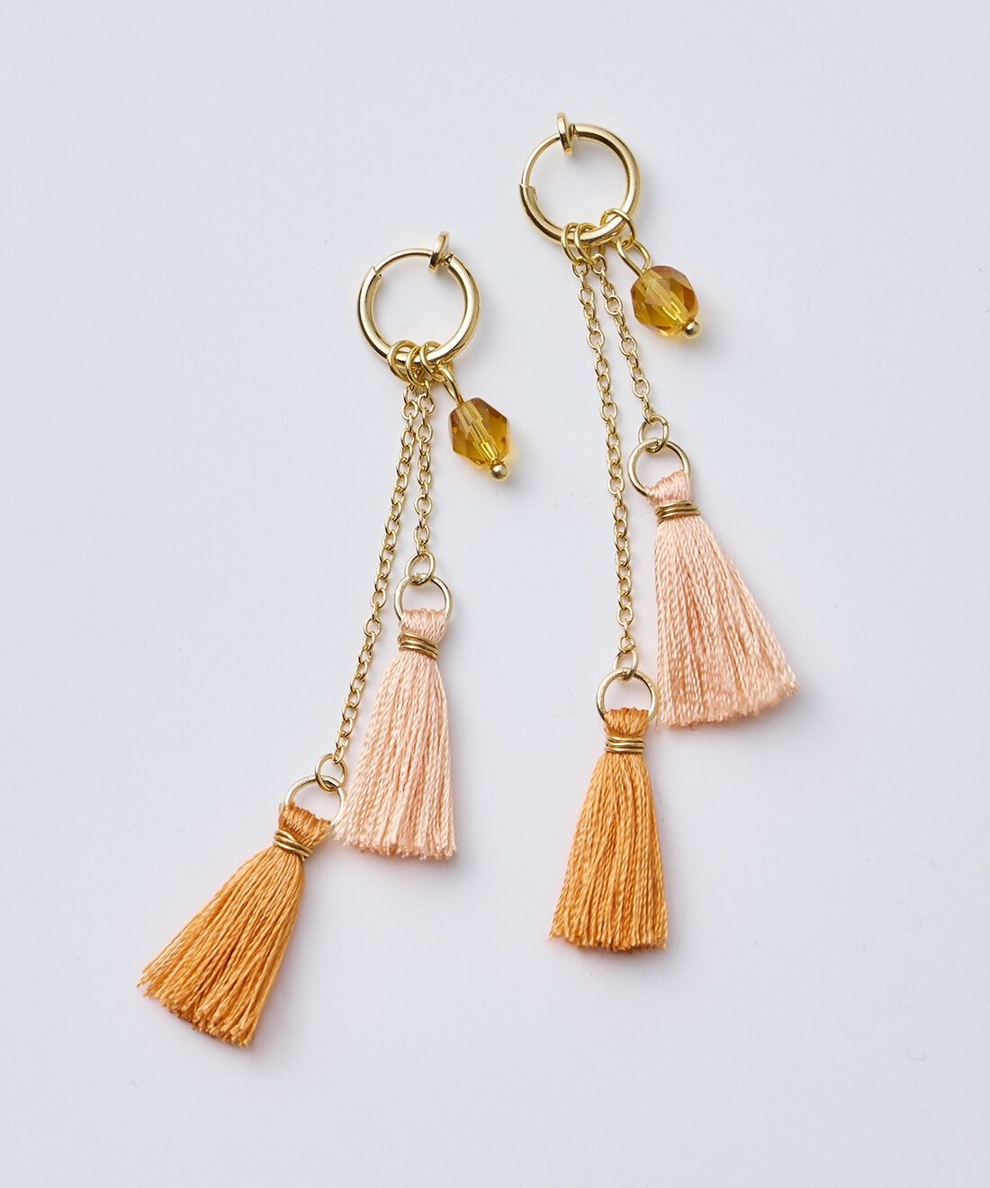 フェリシモギフトショップ|OSYAIRO 京都西陣の糸で作ったタッセルイヤアクセ〈橙＆薄橙〉
