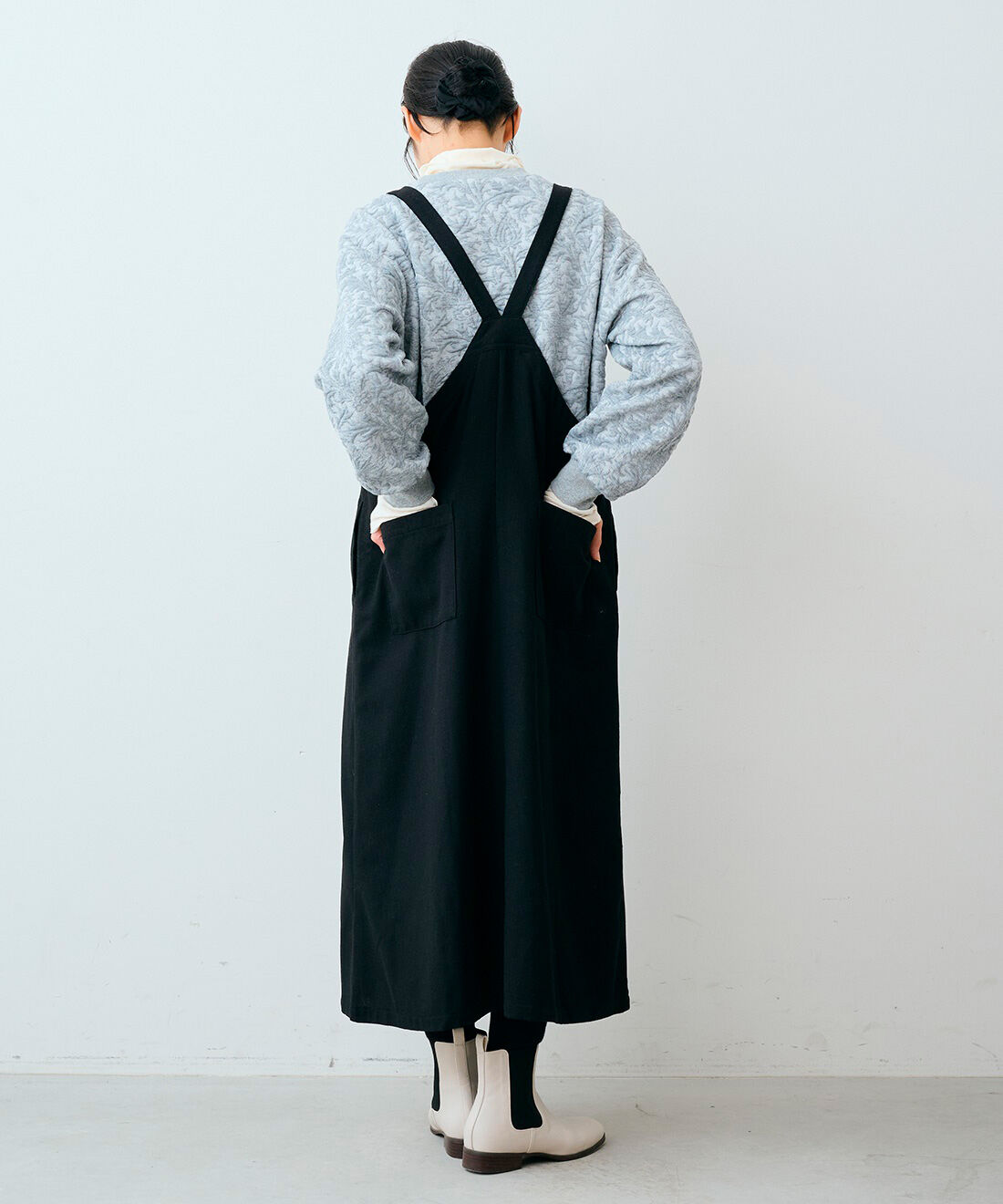 フェリシモギフトショップ|リブ イン コンフォート ざばっと着るだけで ぬくぬくしあわせな裏ボアライトジャンパースカート〈ブラック〉|モデル身長：163cm　着用サイズ：MT