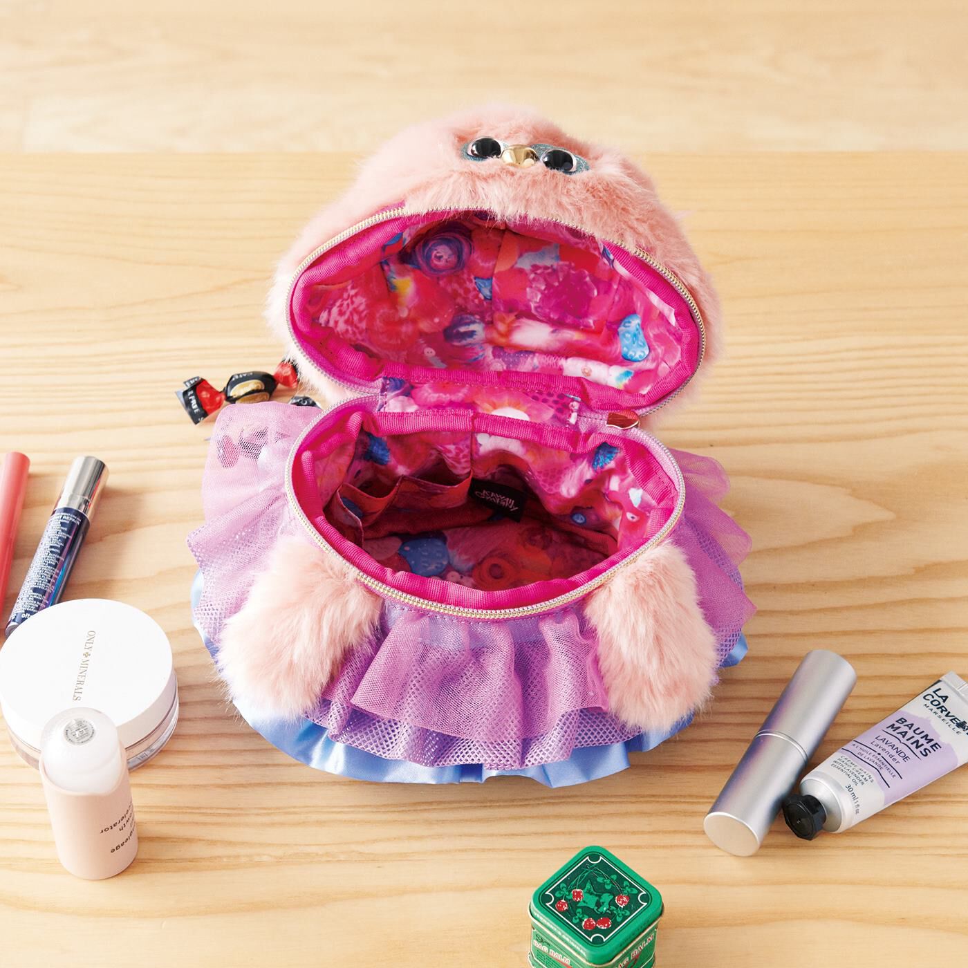 フェリシモギフトショップ|KAWAII COMPANY　目が合うたびスキになる。ともだちモンスターマルチーポーチ|口のようにファスナーがぐるっと開き、ポイポイとなんでも入れられる大きめサイズ