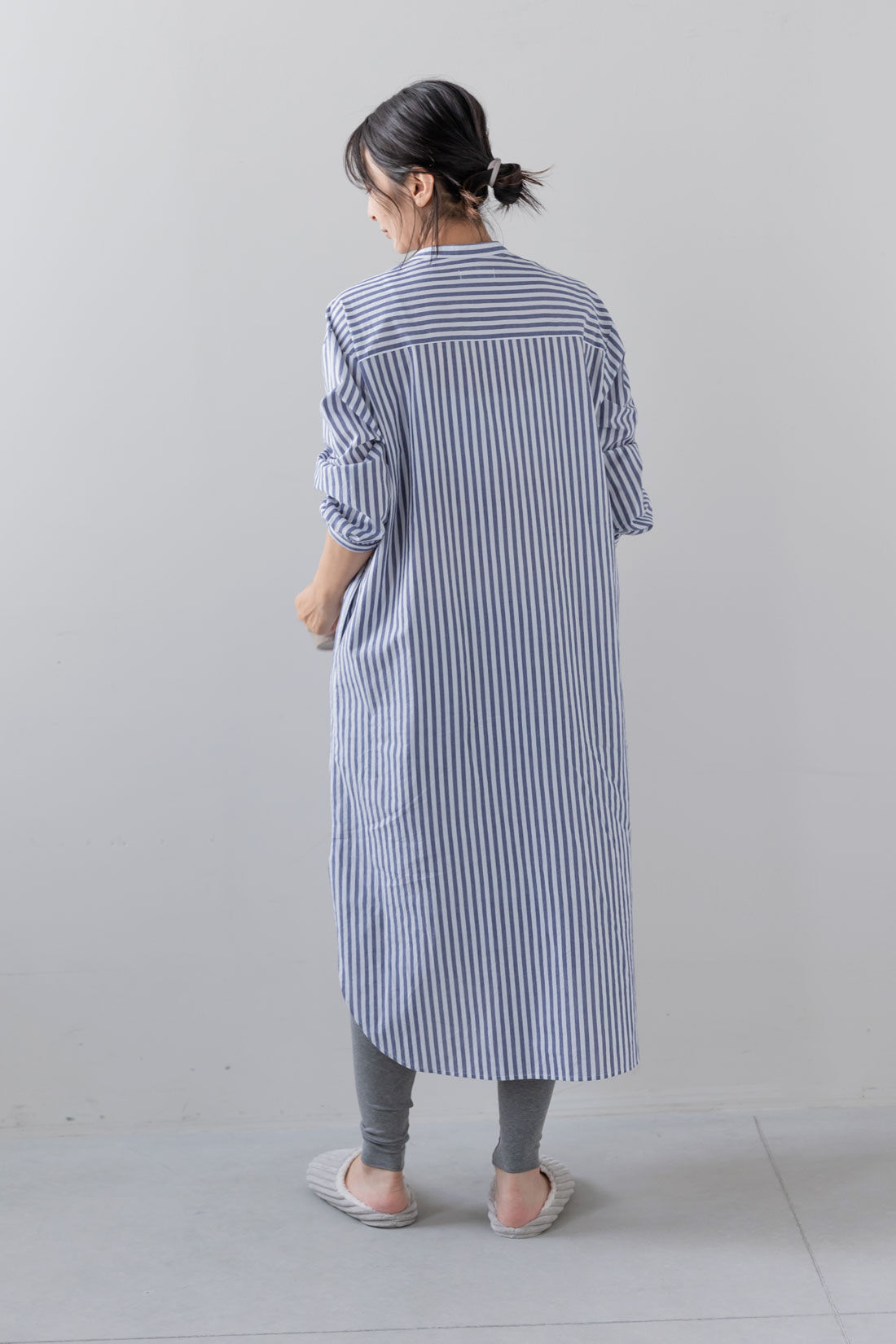 フェリシモギフトショップ|Moredde　マタニティから産後も使える　ママによりそうワンピースパジャマ〈ブルーストライプ〉|バックスタイルはヨーク切り替えでメリハリアップ