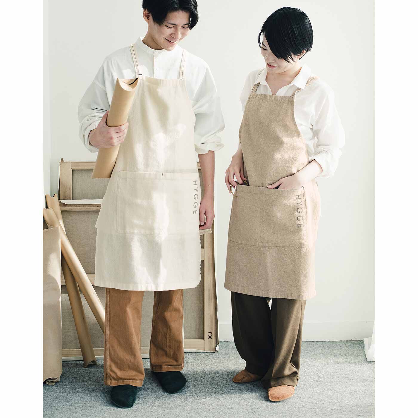 フェリシモギフトショップ|心地よいおうち時間 綿麻素材のHYGGEエプロン〈WHITE〉|お届けは、向かって左のWHITE。モデル身長：左169cm、右156cm