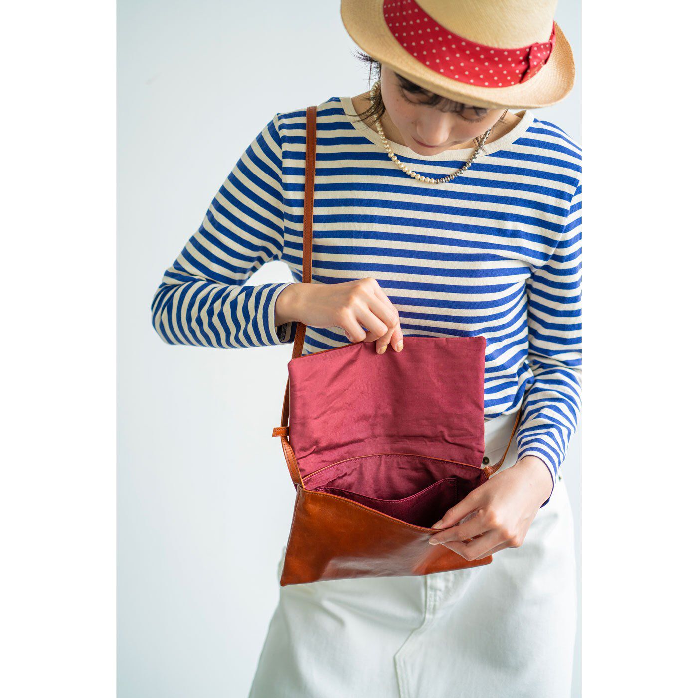 フェリシモギフトショップ|服飾作家と作った 職人本革のショルダーワークバッグ〈ブラウン〉|からだに寄り添うようにマチをつけず、フラップには留め具もなし。ミニマムで機能的なバッグです。薄くて軽くて出し入れしやすいから、ほぼポケット感覚。